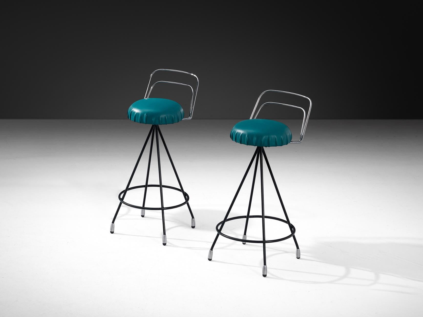 Sgabelli da bar, metallo cromato, metallo, similpelle, Europa, anni '60. 

Set di eccentrici sgabelli da bar in metallo laccato nero con sedute in ecopelle verde. Il suo design presenta caratteristiche pulite e geometriche tipiche dei mobili moderni