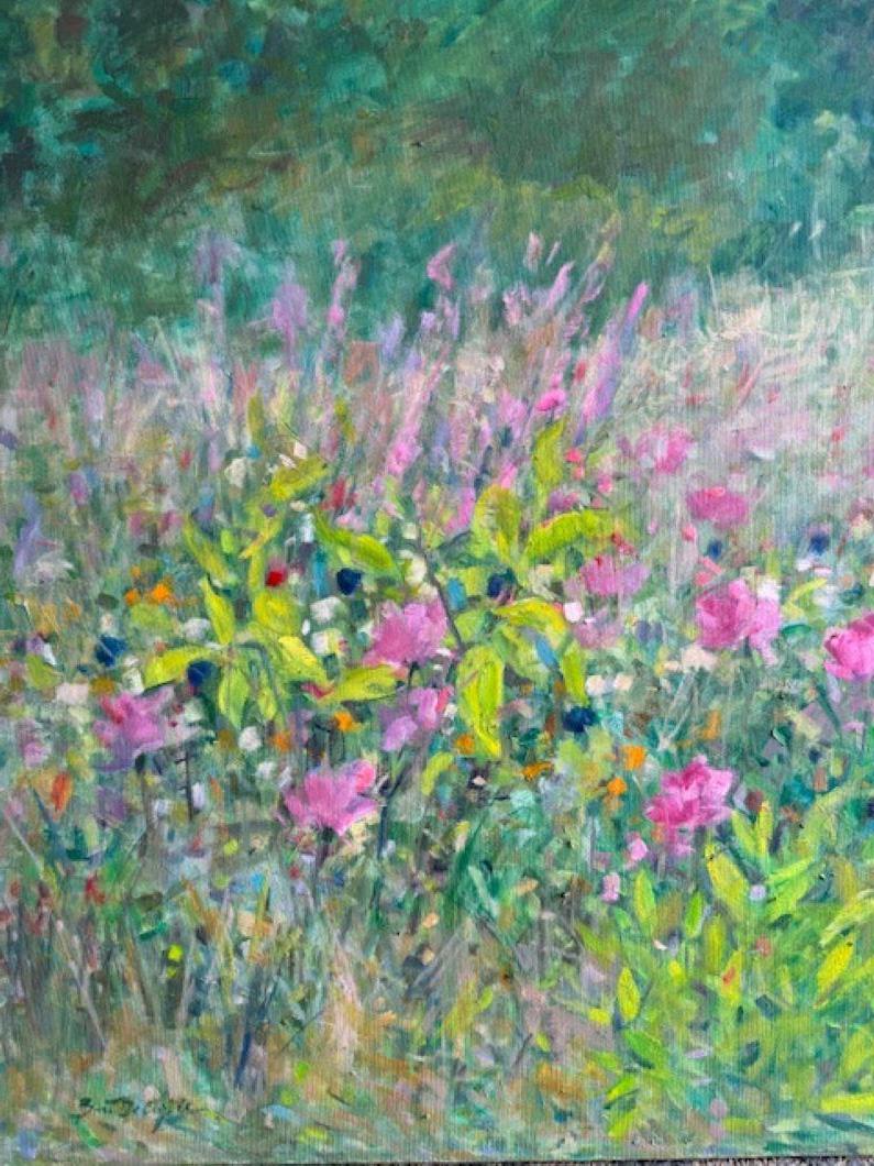 Le mystère de la Nature se déploie de manière exquise dans cette prairie matinale impressionniste contemporaine resplendissante de fleurs sauvages. Les roses et les magentas, les nuances de verts et de bleus et les herbes décolorées adjacentes aux