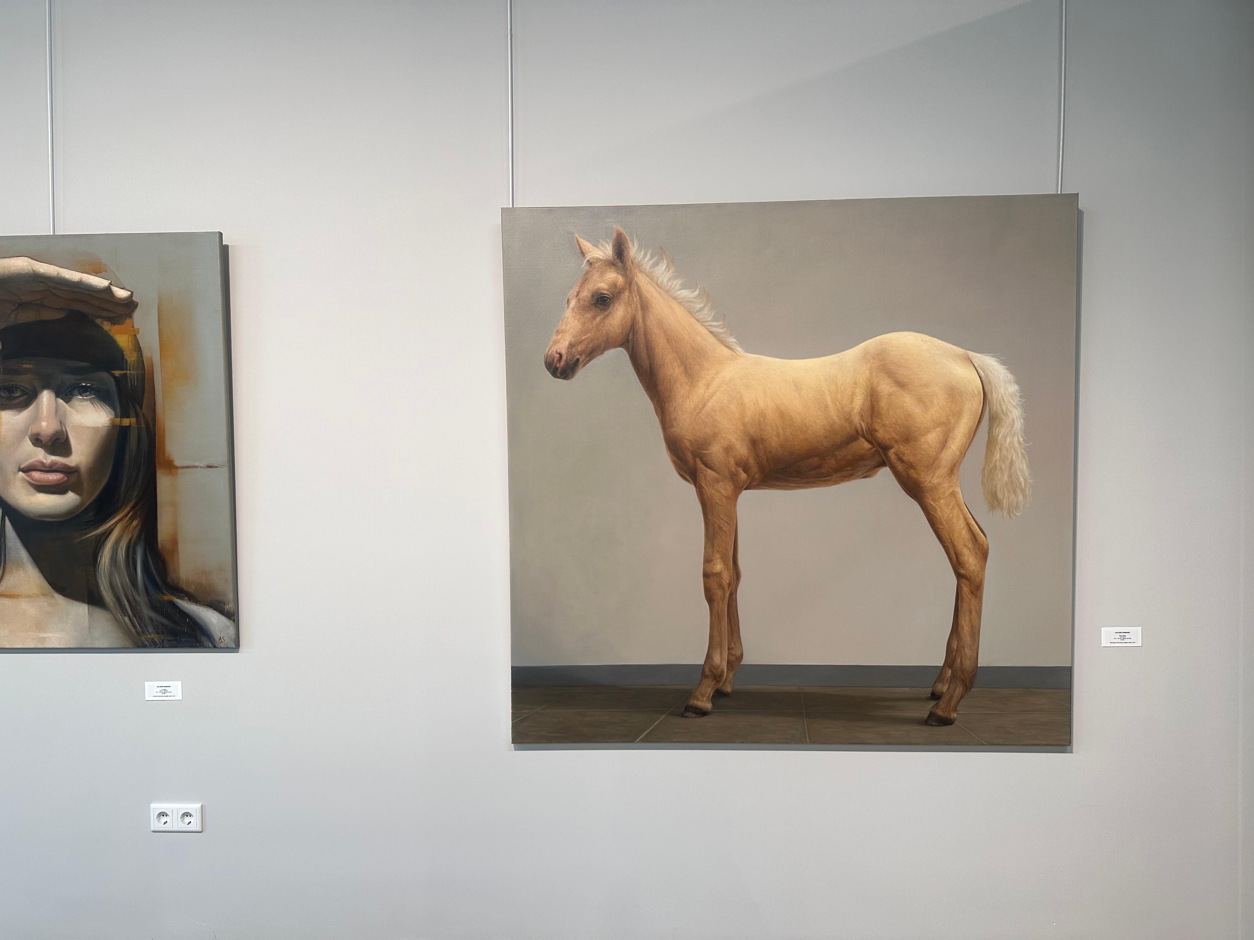 Fowl- 21ème siècle Peinture à l'huile contemporaine hyper réaliste d'un cheval  - Marron Figurative Painting par Bart Koning