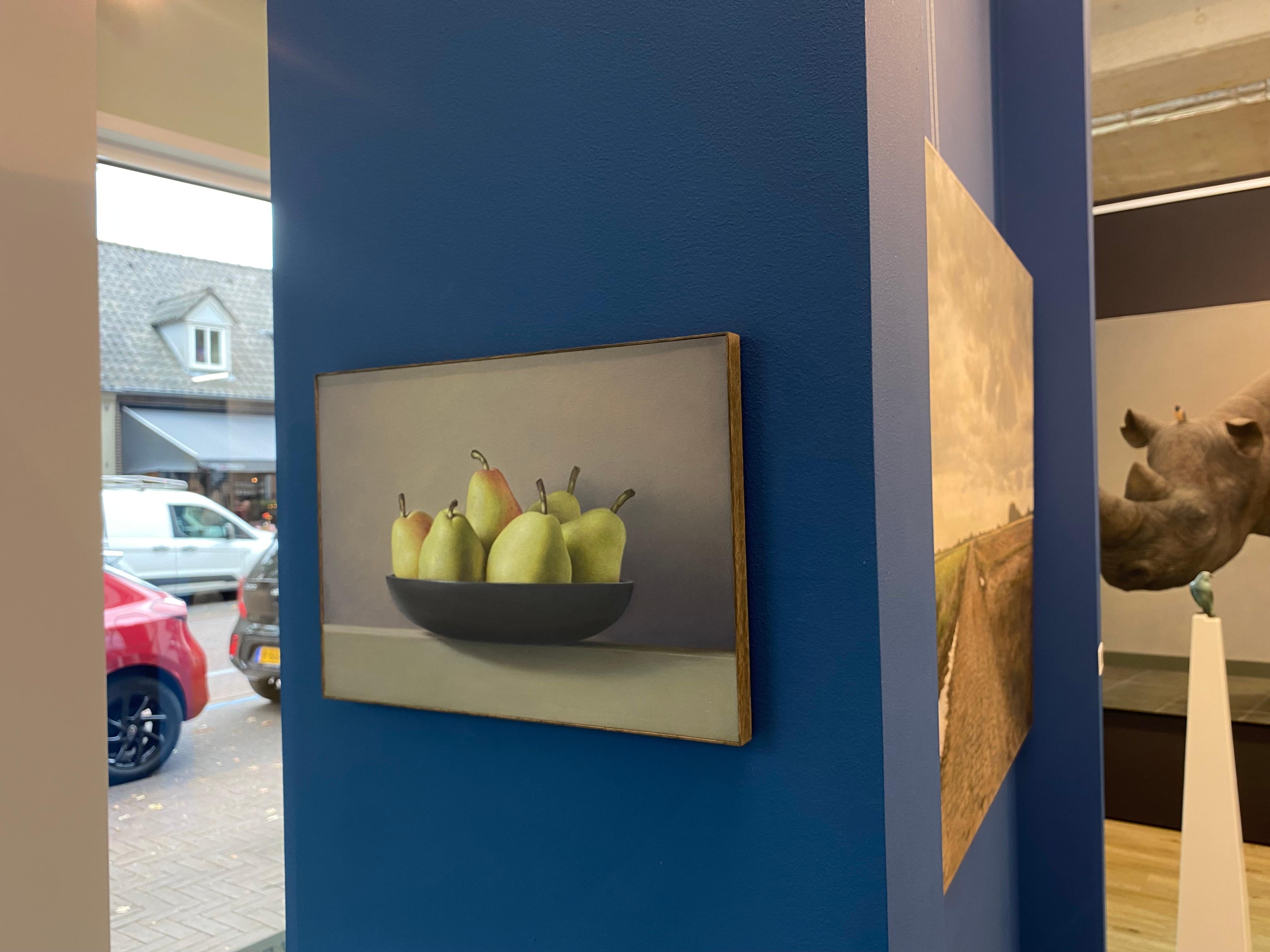 Still life with Pears -21st Century Contemporary Realistic Painting of Fruit im Angebot 4