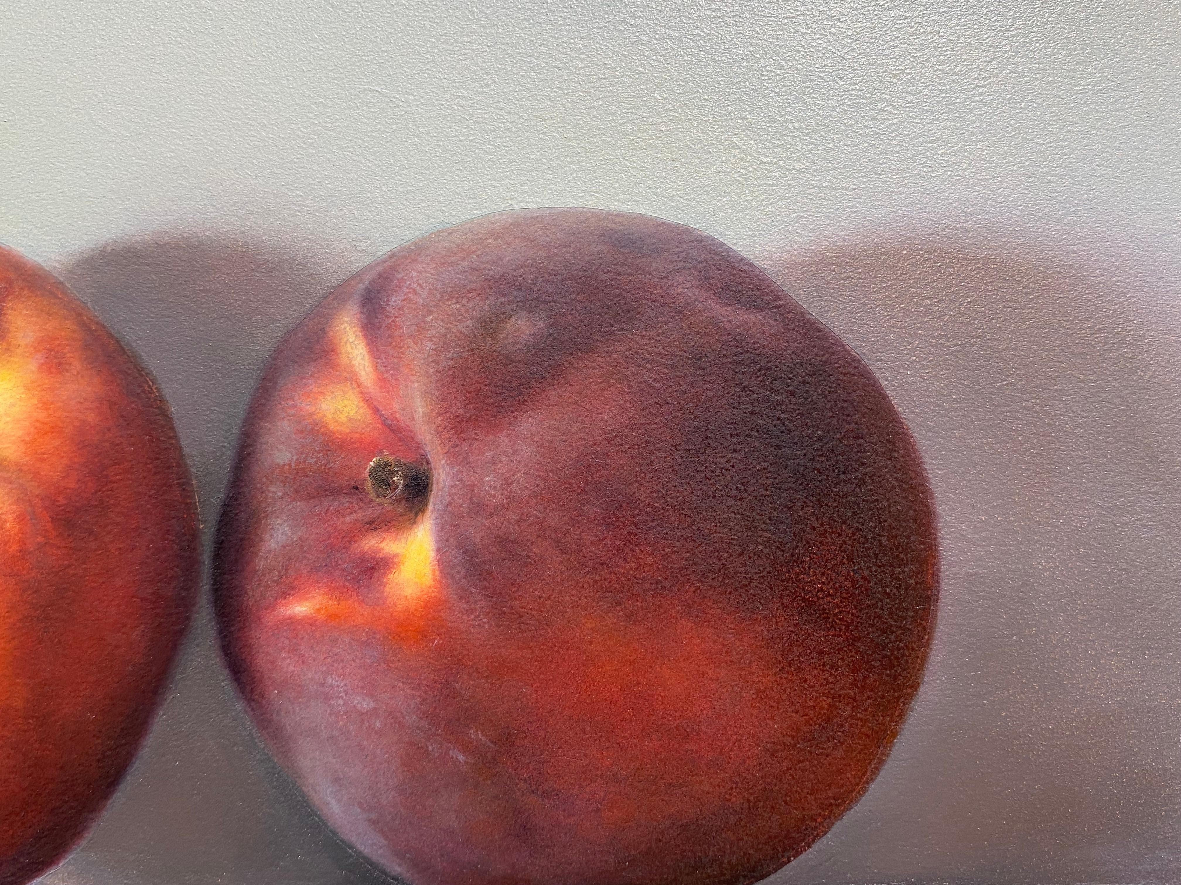 Zwei Pfirsiche -21. Jahrhundert Zeitgenössisches Realistisches Stillleben von Obst (Grau), Figurative Painting, von Bart Koning