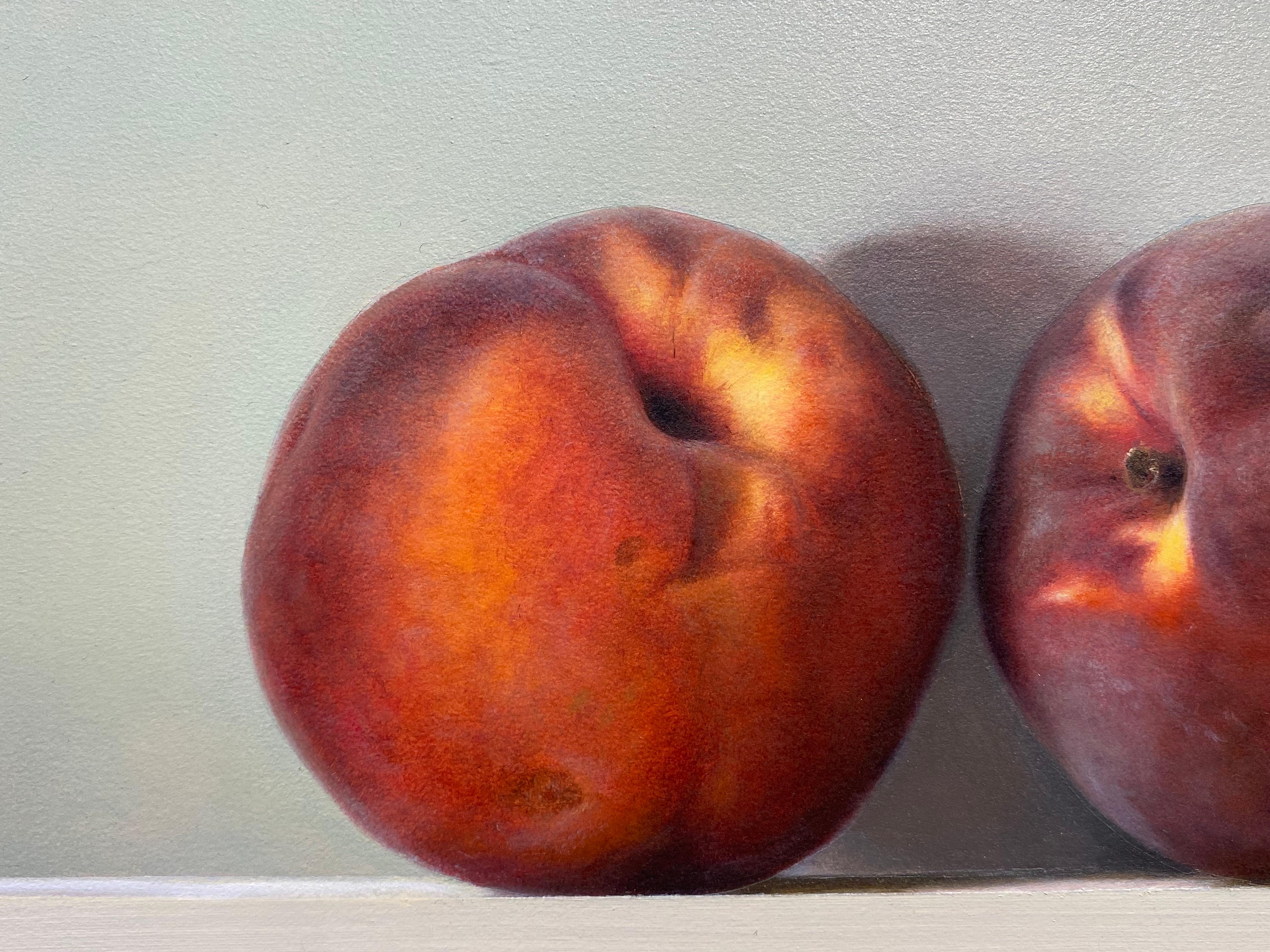 Bart Koning (niederländischer Künstler)
Zwei Pfirsiche
24,9 x 34,7 cm (gerahmt 25,3 x 35,1 cm)
Ölfarbe auf Holzplatte

Wir sind stolz darauf, den deutsch-niederländischen Künstler Bart Koning vorstellen zu können.

Unglaublich clever, wie der