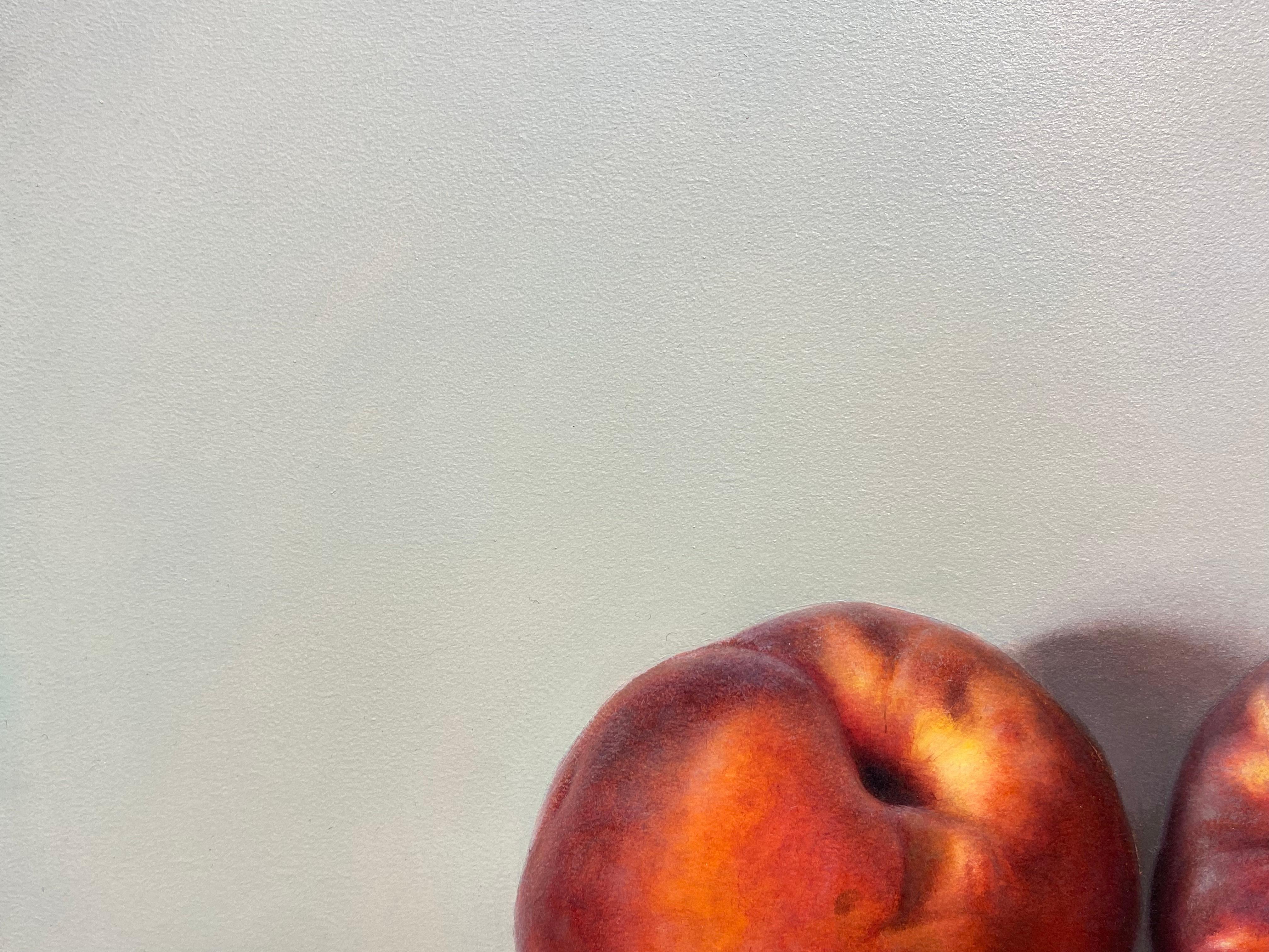 Zwei Pfirsiche -21. Jahrhundert Zeitgenössisches Realistisches Stillleben von Obst im Angebot 1