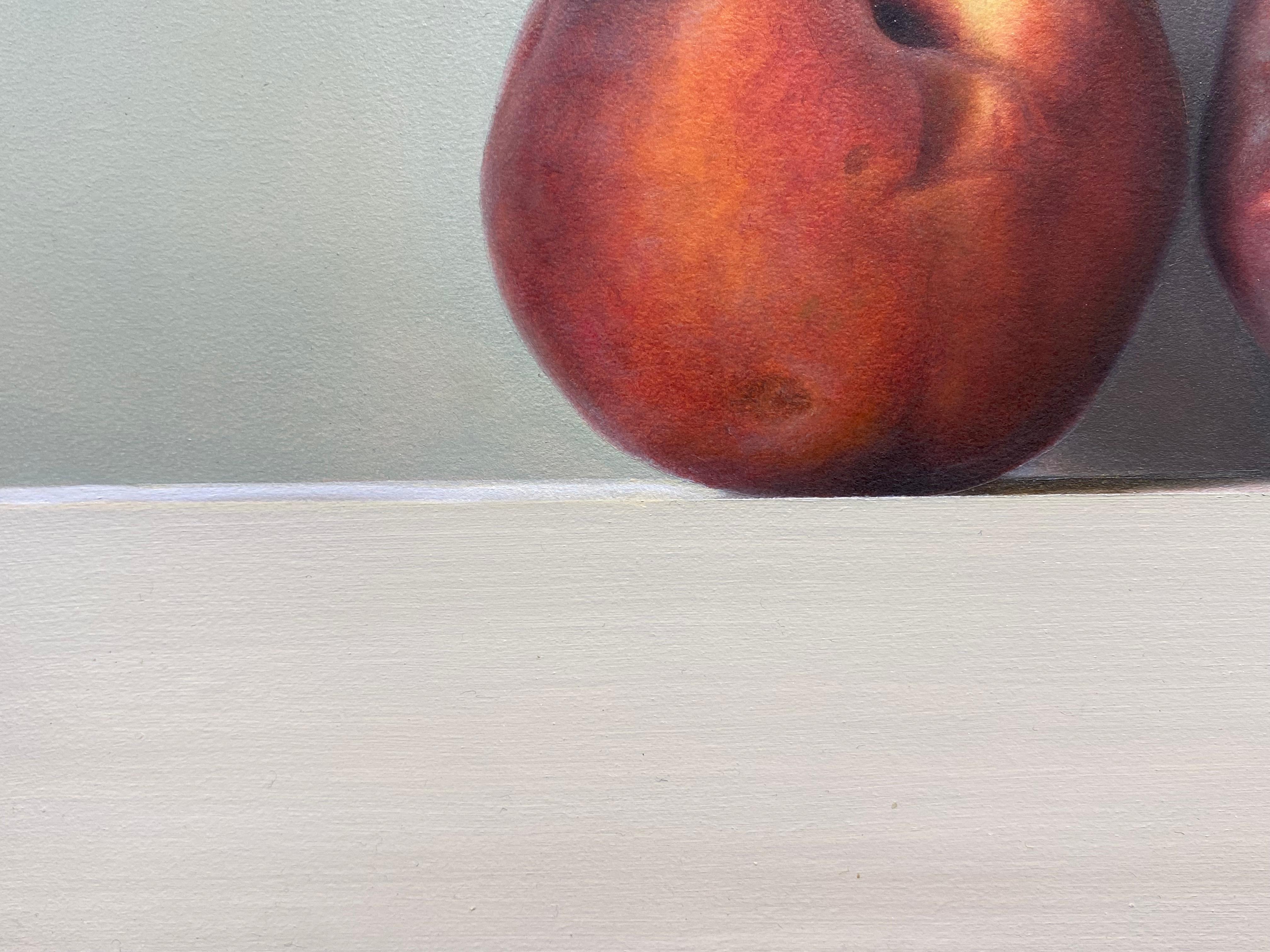 Zwei Pfirsiche -21. Jahrhundert Zeitgenössisches Realistisches Stillleben von Obst im Angebot 2