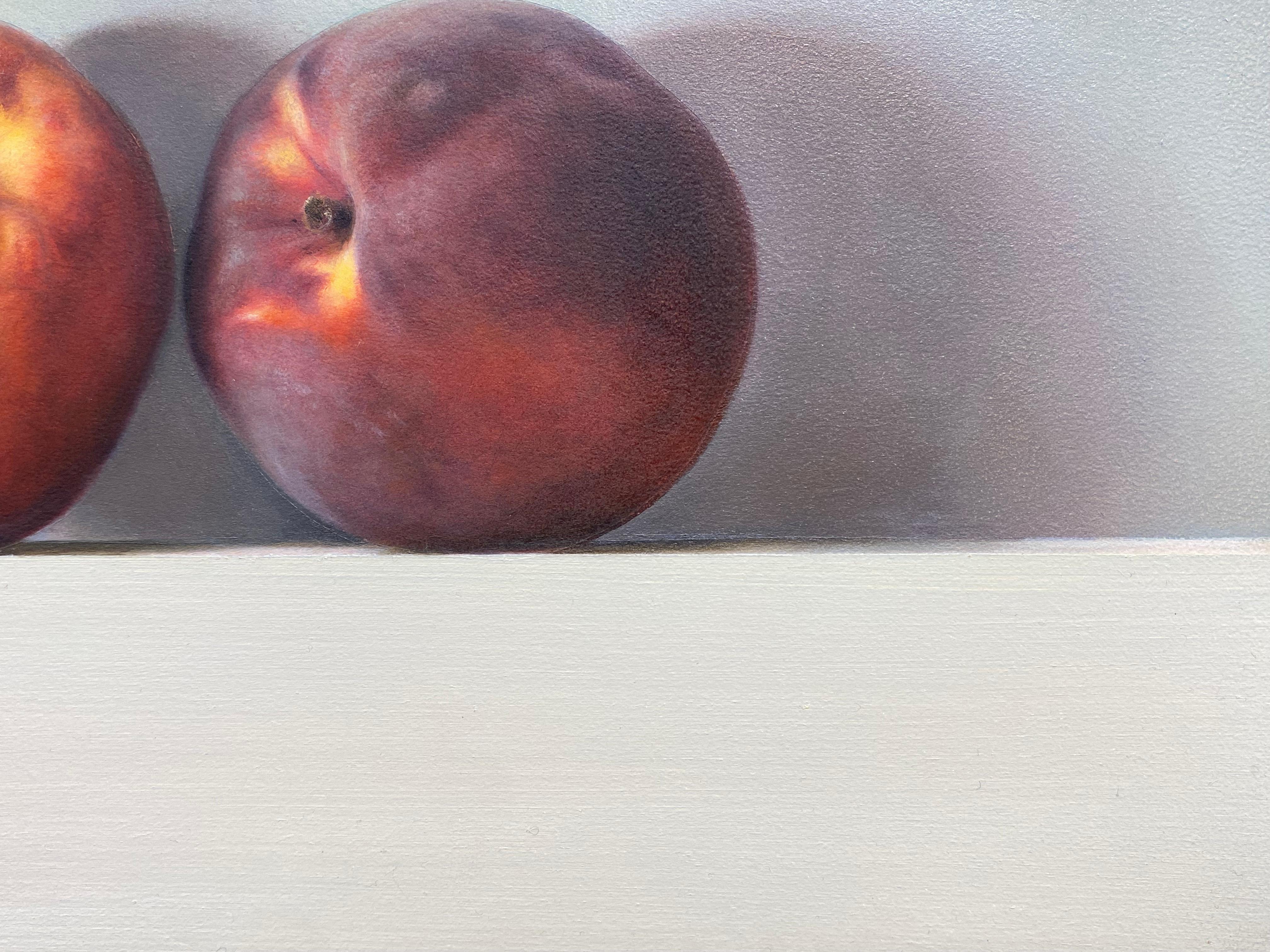 Zwei Pfirsiche -21. Jahrhundert Zeitgenössisches Realistisches Stillleben von Obst im Angebot 3