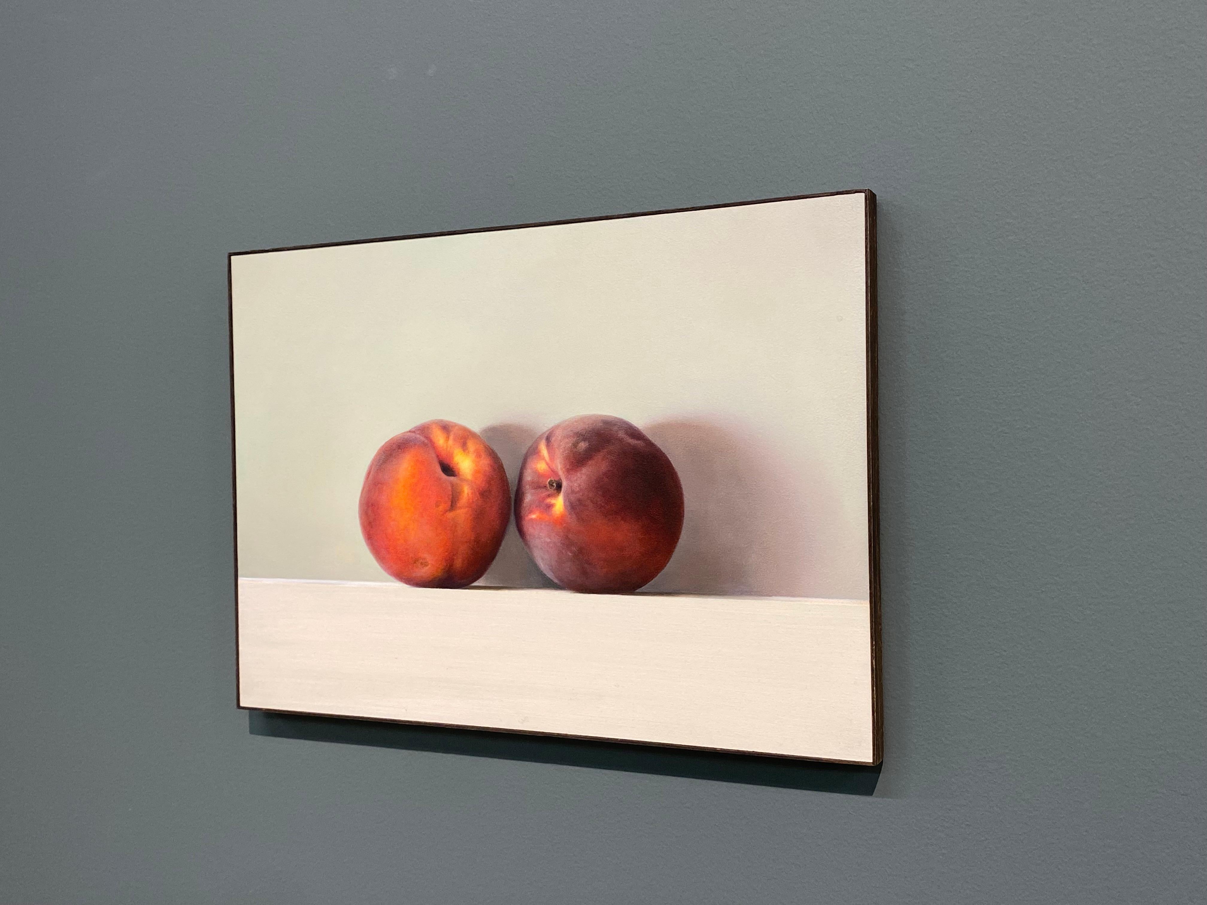 Zwei Pfirsiche -21. Jahrhundert Zeitgenössisches Realistisches Stillleben von Obst im Angebot 4