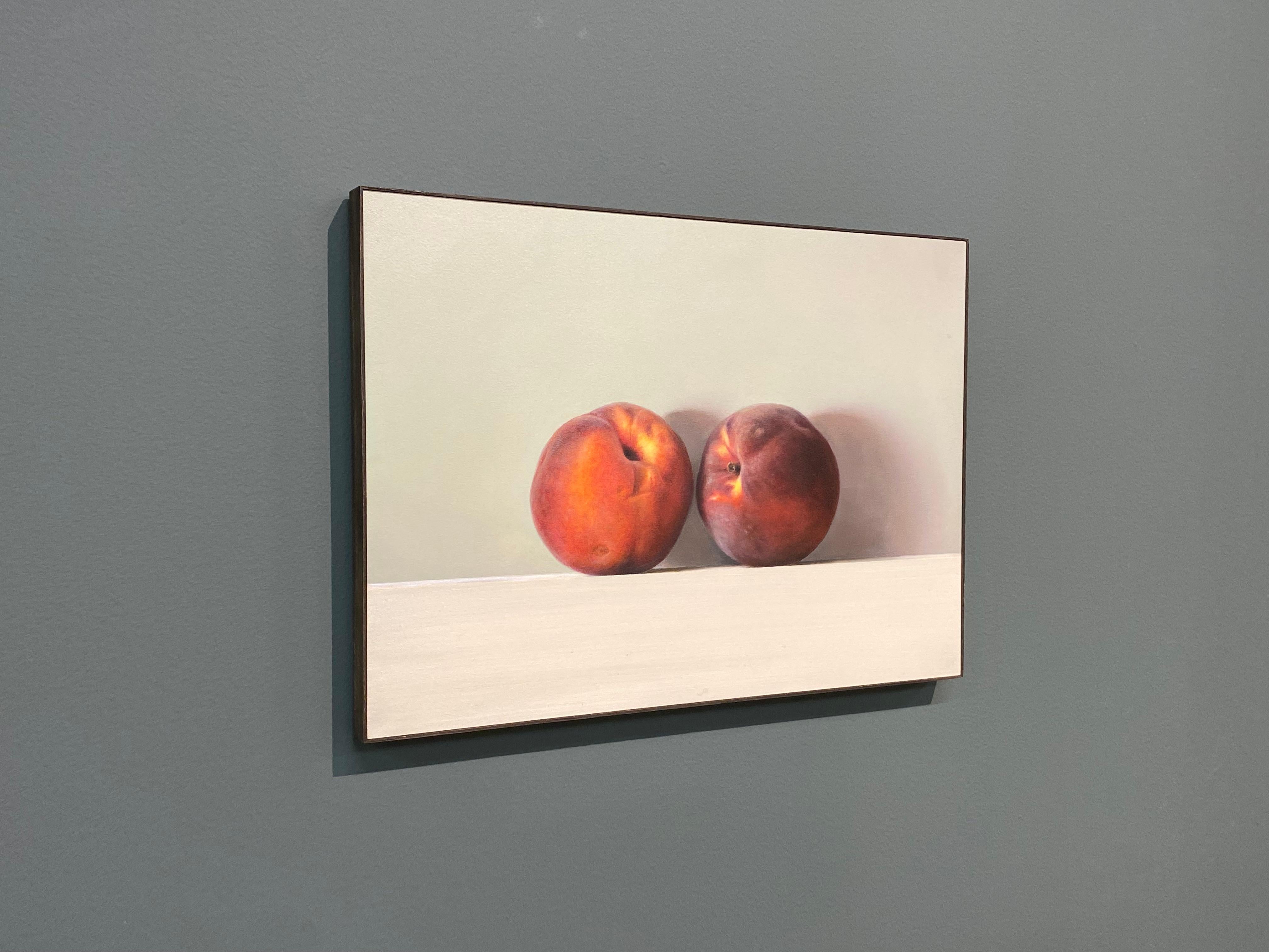 Zwei Pfirsiche -21. Jahrhundert Zeitgenössisches Realistisches Stillleben von Obst im Angebot 5
