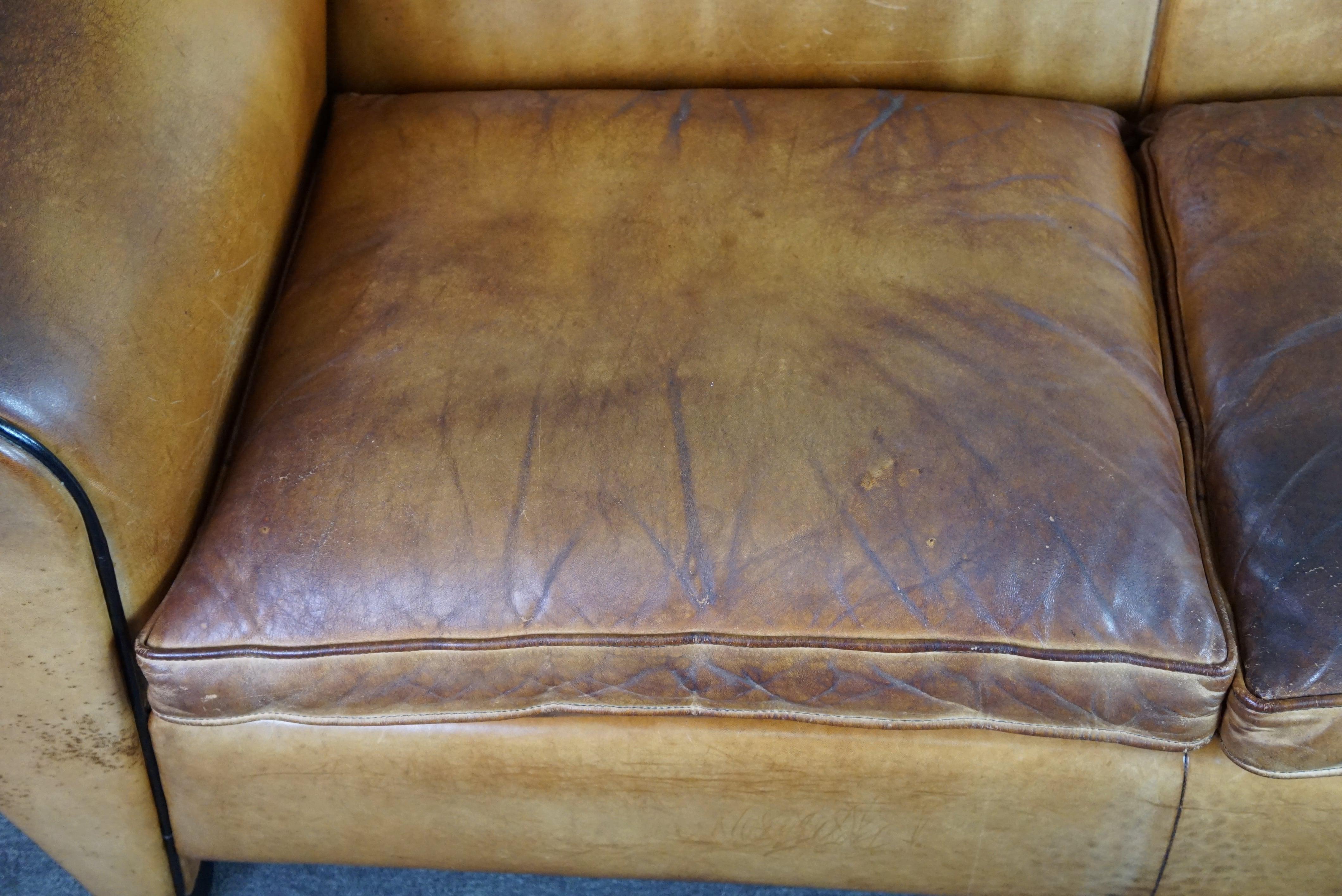 Dieses fantastische Bart van Bekhoven 2-Sitzer Design-Sofa aus Schafsleder in einer schönen hellen Honigfarbe wird von ByThijs angeboten und spricht für sich selbst. 

Zu diesem 2-sitzigen Design-Sofa von Bart van Bekhoven gibt es nicht viel zu