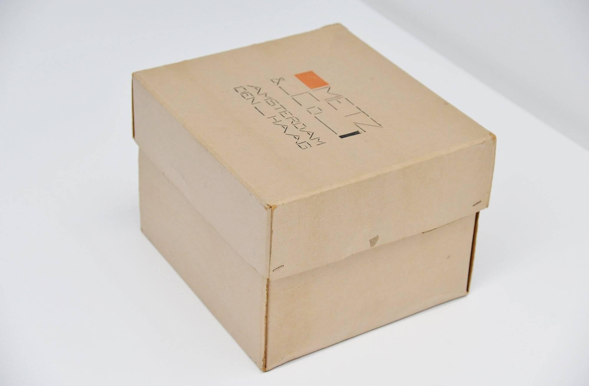 Very nice large storage box designed by Bart van der Leck for Metz & Co in 1935. These boxes were designed as present/packaging boxes for the Metz & Co shop in Amsterdam and Den Haag and were used from 1935-1952. This is for a very nice large
