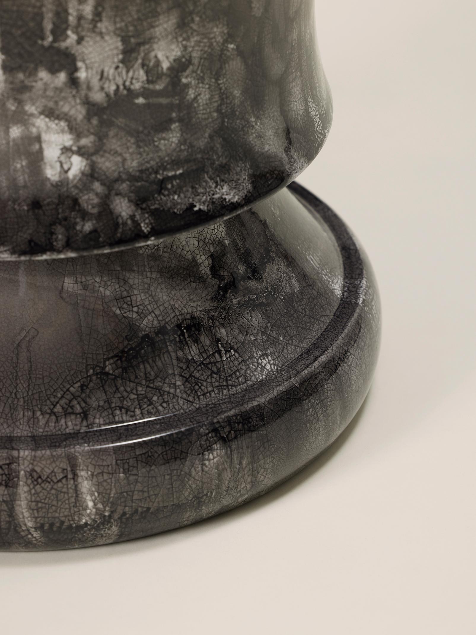 Évoquant à la fois le néant et l'infini dans l'inconscient collectif, la couleur noire est chargée de mystère et d'une puissance naturelle qui explique son rôle primordial dans l'expression artistique.
En jouant avec une multiplicité de matériaux -