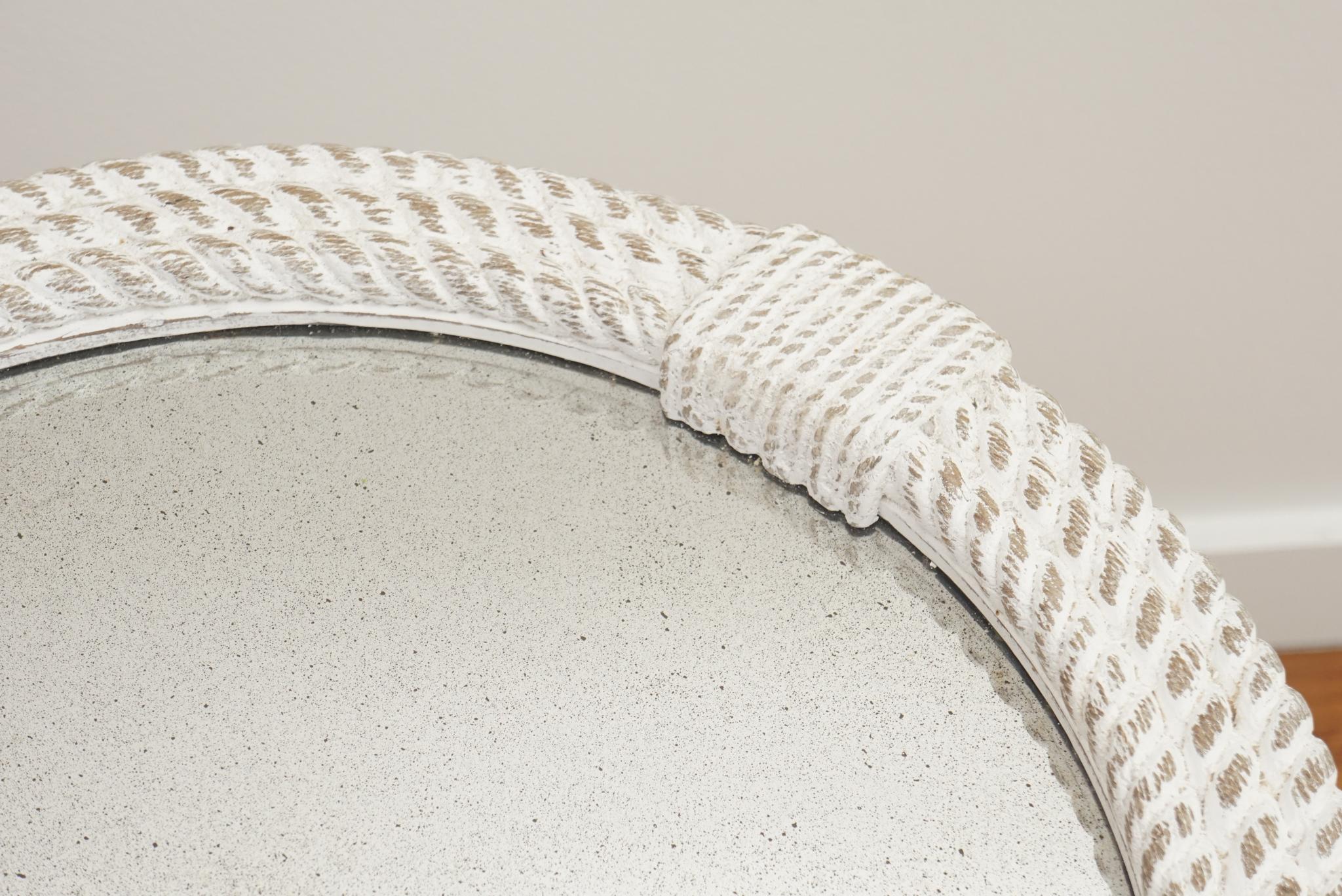 La cuerda real se mezcla con yeso para crear la sofisticación marinera de nuestro Bartley. La forma sencilla y cilíndrica de esta mesa auxiliar permite que brille su material único: la cuerda estriada a mano crea un patrón orgánico y la tapa de