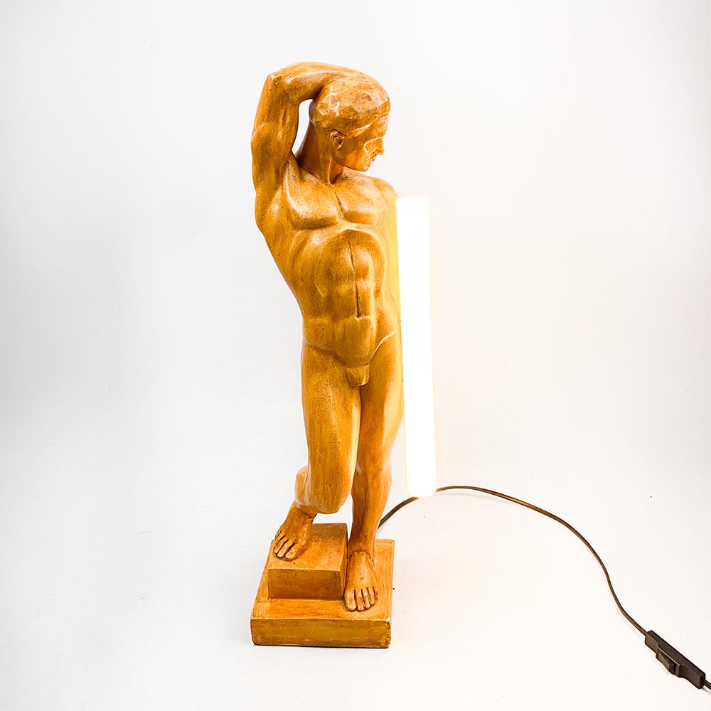 Lampe sculpturale Bartoli signée par Daniel, années 1980

Sculpture en argile cuite peinte. Il présente un petit défaut à la base.

La lampe est équipée d'une ampoule Linestra avec une douille simple de 30 cm.

Dimensions : 57x16x16 cm.