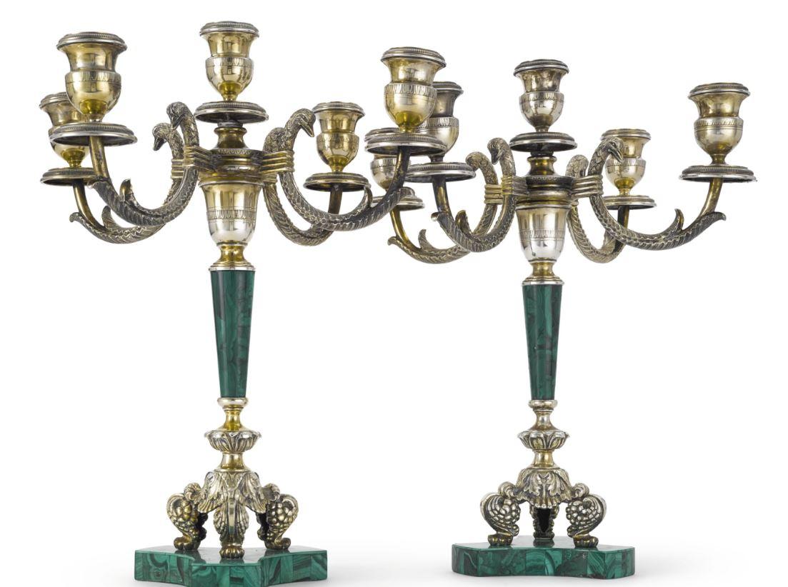 Bartolini Bartolozzi, Florence, 20e siècle, paire de candélabres à 5 lumières en argent continental doré et malachite, mesurant 15 3/8'' de hauteur par 13 1/4'' d'un bras à l'autre, et portant les poinçons comme indiqué. Cette majestueuse paire de