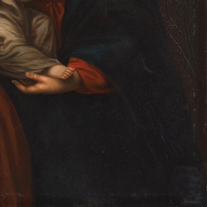 Óleo figurado, finamente pintado y de tamaño de gabinete, del Niño Jesús suavemente acunado en los brazos de la joven Virgen María, que lleva un manto azul sobre un vestido rojo y mira fijamente a los ojos de su hijo pequeño. Según el original de