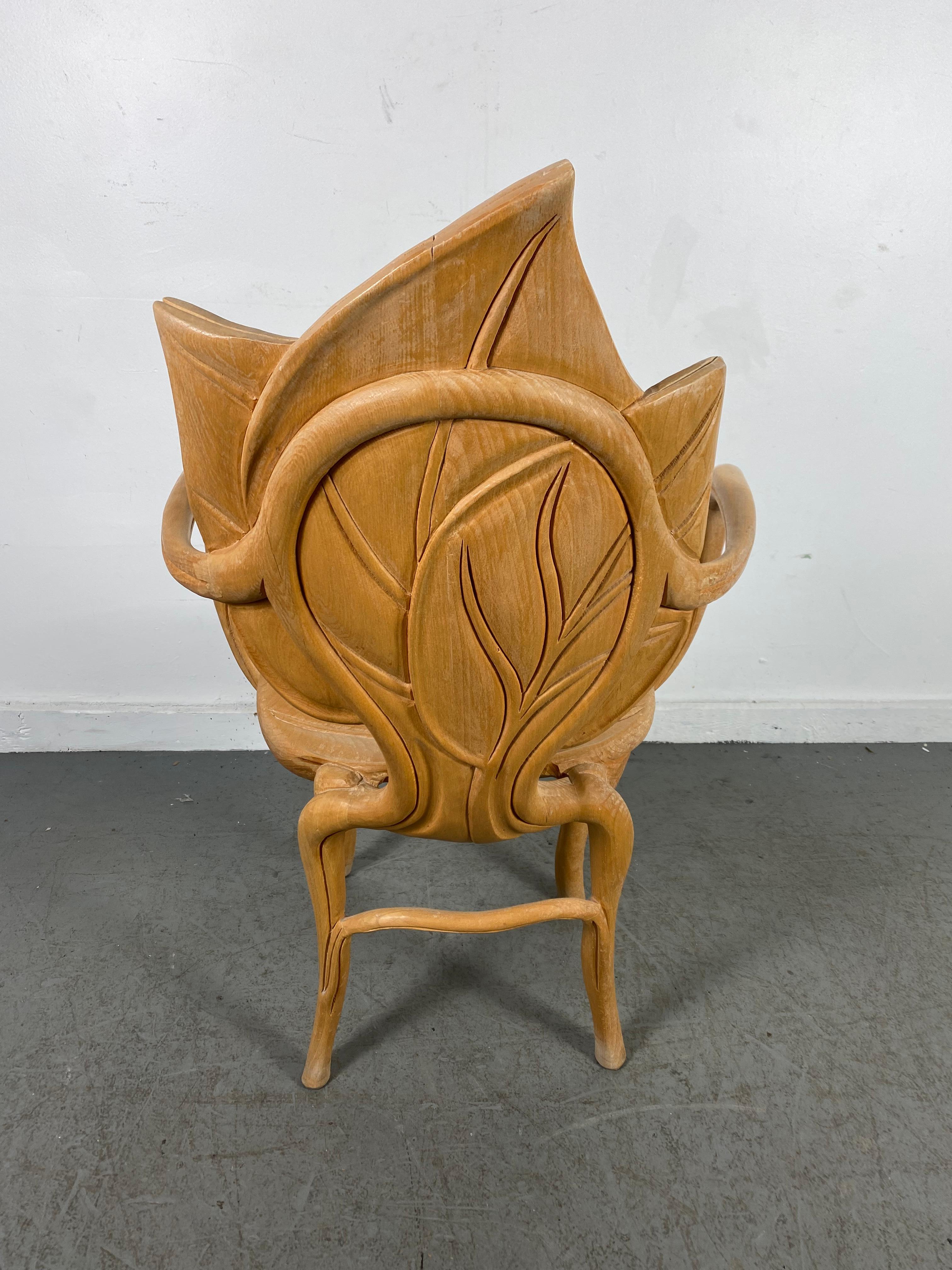 Magnifique fauteuil à feuilles sculptées conçu par Bartolozzi & Maioli. Meuble de fantaisie surréaliste, conserve sa finition d'origine, l'avant du siège présente une usure.