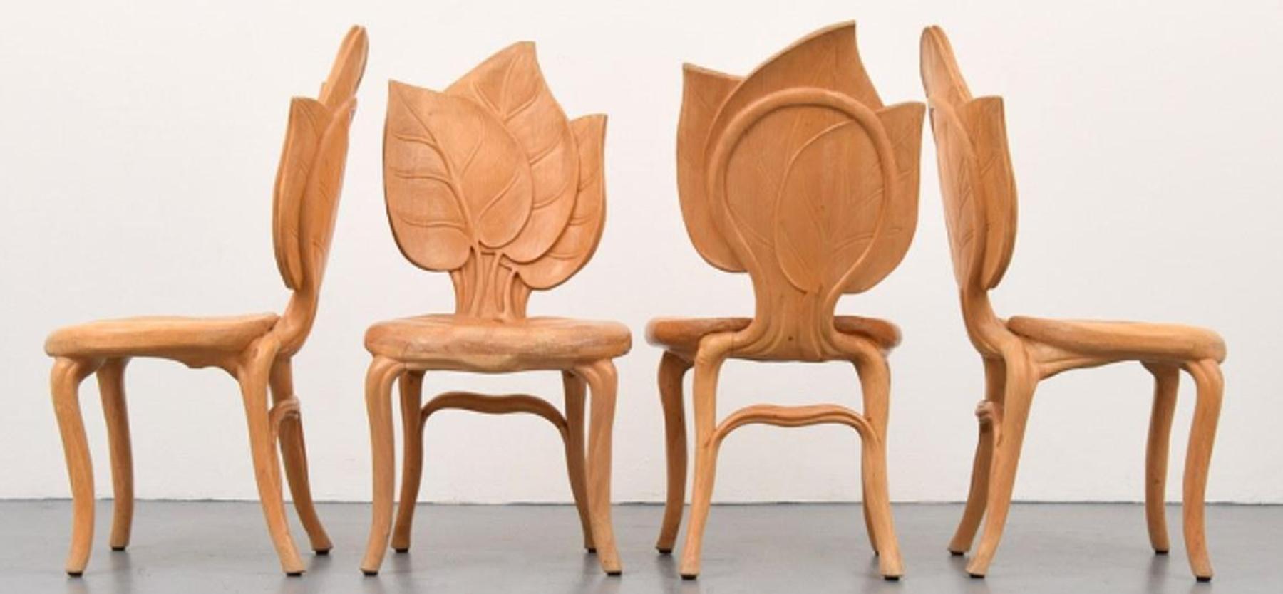 Vintage hand carved wooden leaf chairs by the Italian firm Bartolozzi & Maiolli.
Beautifully carved wood dining chairs not a large production run. Florence, Italy, circa 1970s. Set of 8 dining room chairs. In very good condition.