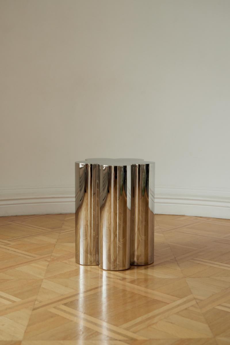 La table design Barvinok s'inspire de la fleur de pervenche, l'un des symboles culturels de l'Ukraine. La pervenche (ou 