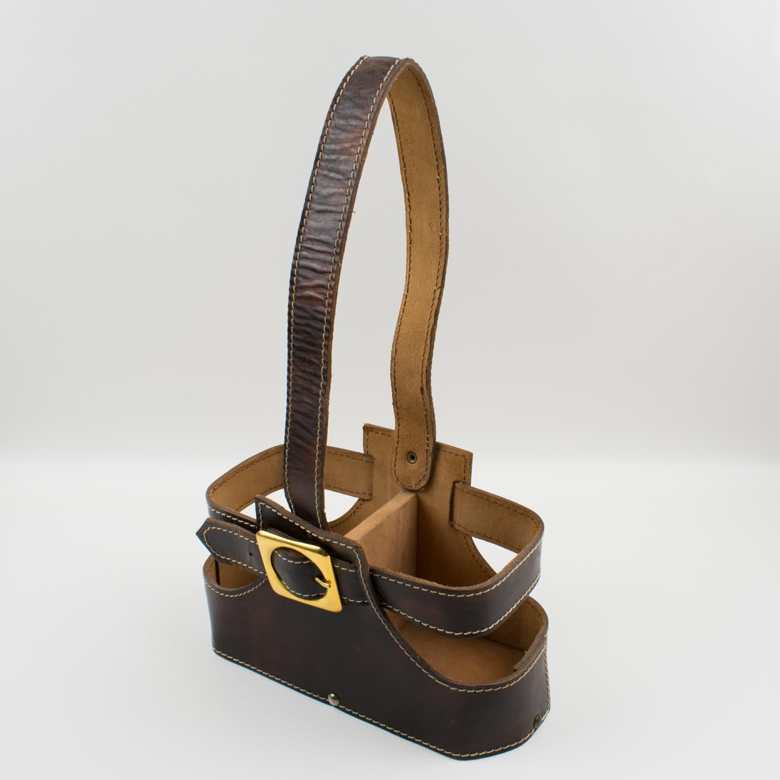 Estuche de cuero para bar Tantalus con decantadores de whisky y coñac, hacia 1960 en venta 3