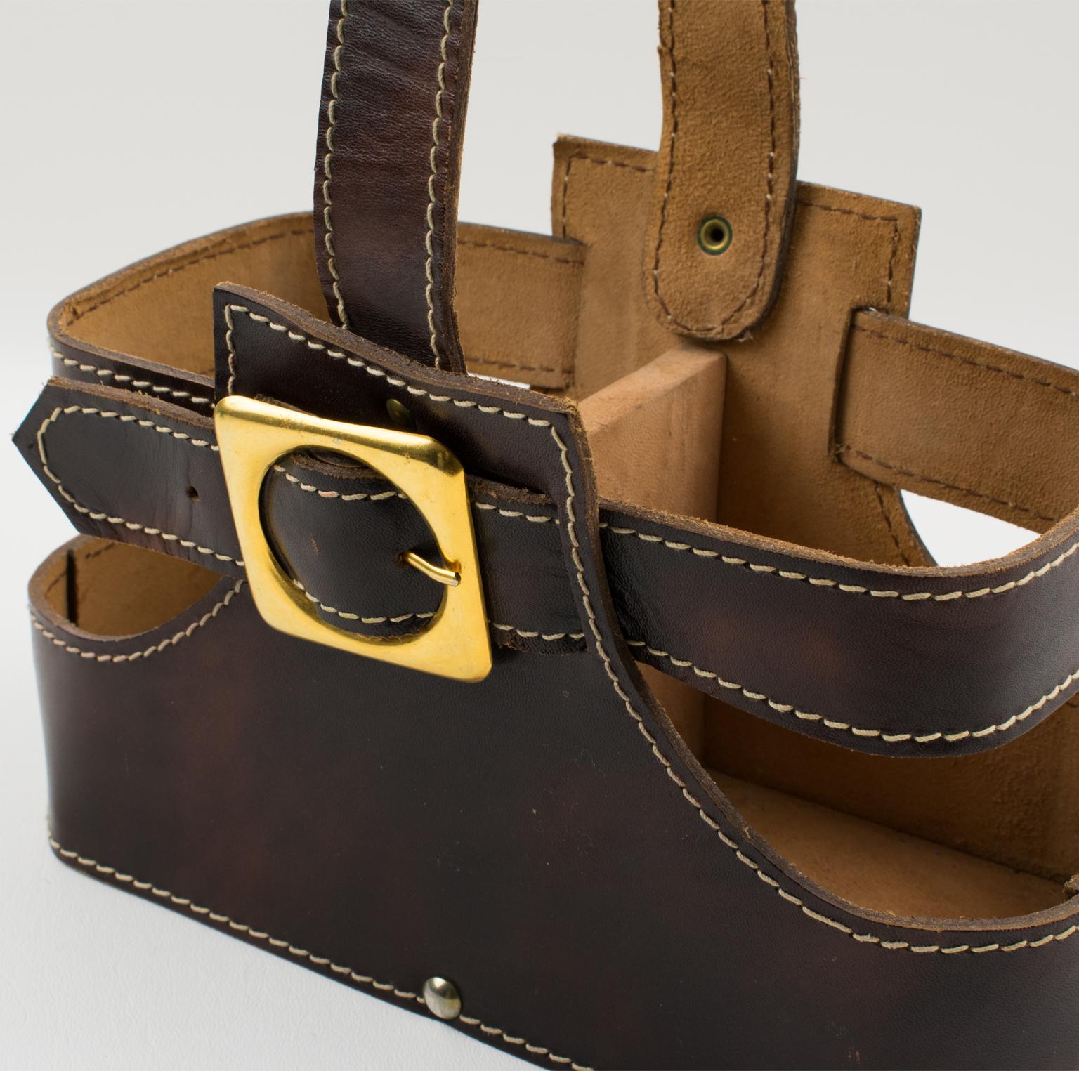 Estuche de cuero para bar Tantalus con decantadores de whisky y coñac, hacia 1960 en venta 4