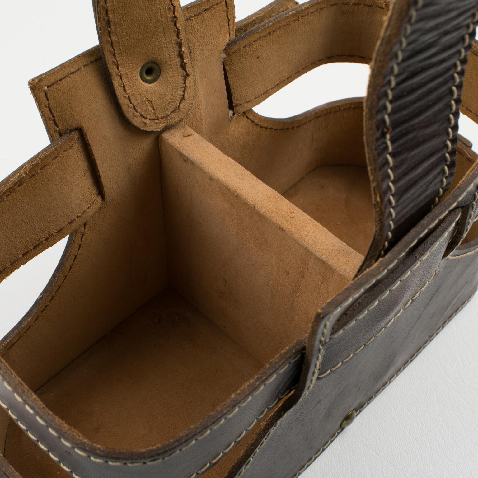 Estuche de cuero para bar Tantalus con decantadores de whisky y coñac, hacia 1960 en venta 5