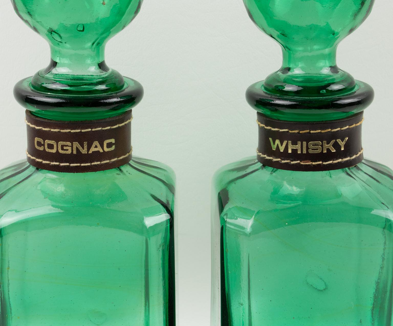 Estuche de cuero para bar Tantalus con decantadores de whisky y coñac, hacia 1960 en venta 7