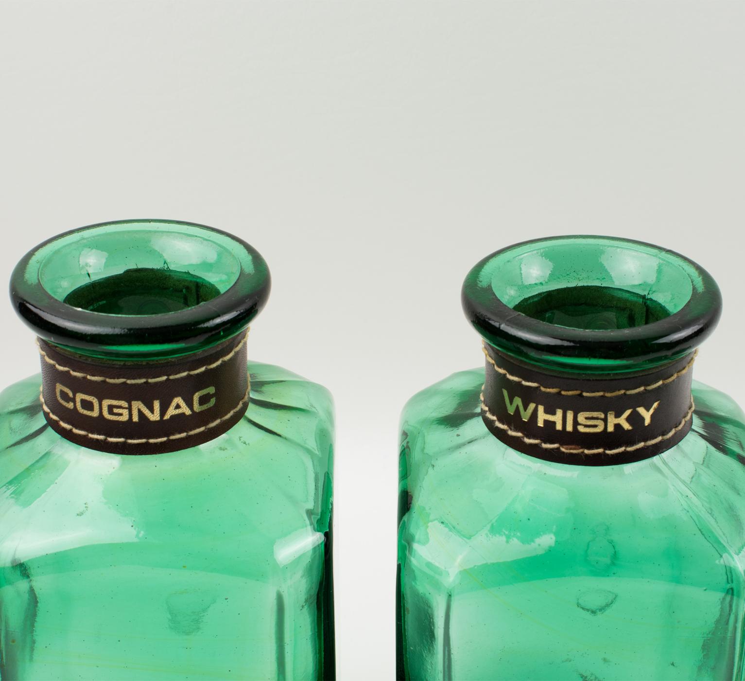 Estuche de cuero para bar Tantalus con decantadores de whisky y coñac, hacia 1960 en venta 10