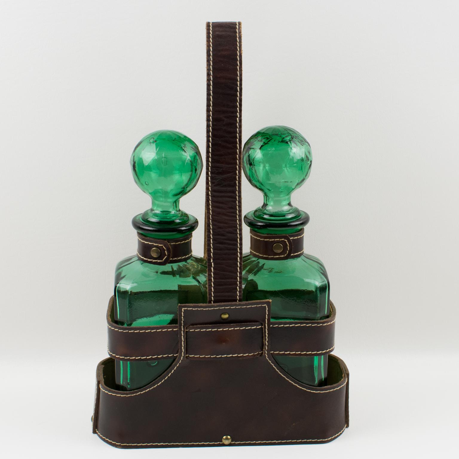 Estuche de cuero para bar Tantalus con decantadores de whisky y coñac, hacia 1960 Moderno de mediados de siglo en venta