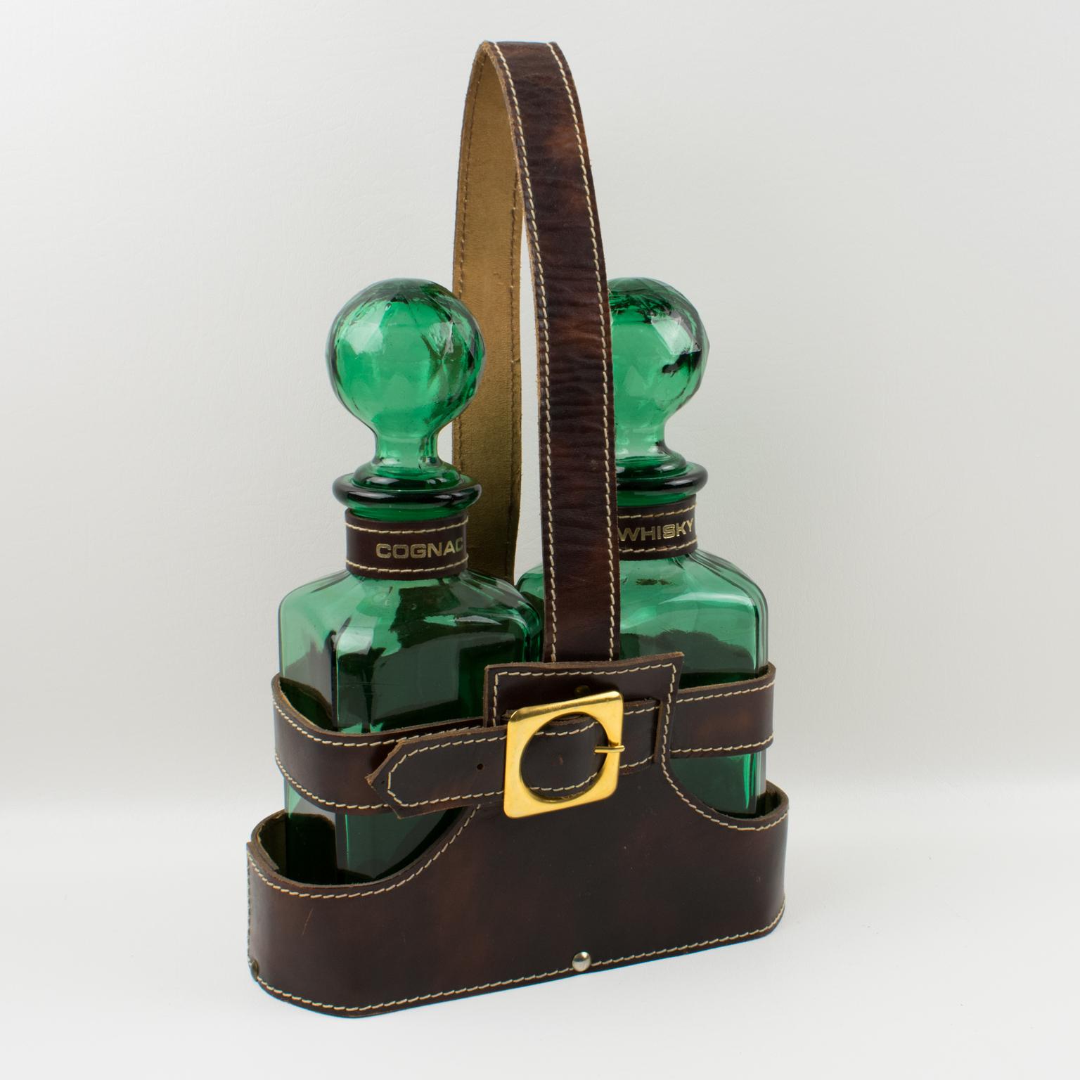 Estuche de cuero para bar Tantalus con decantadores de whisky y coñac, hacia 1960 Cuero en venta