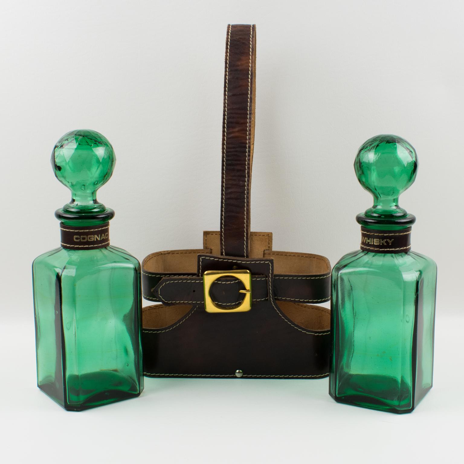 Estuche de cuero para bar Tantalus con decantadores de whisky y coñac, hacia 1960 en venta 2