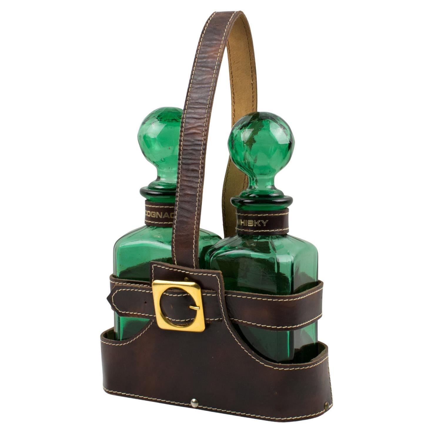 Estuche de cuero para bar Tantalus con decantadores de whisky y coñac, hacia 1960 en venta