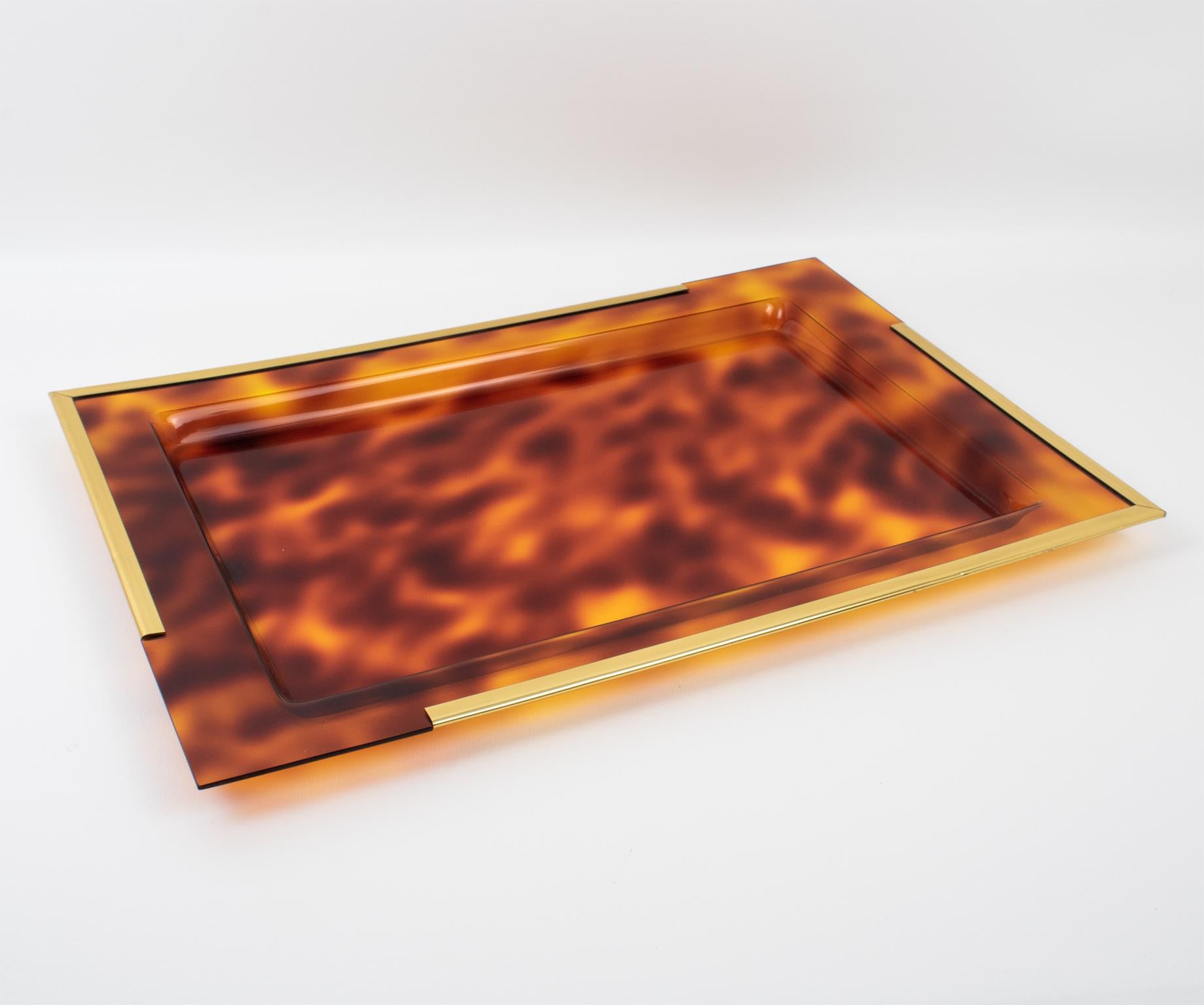 This stunning Mid-Century modernist barware serving tray or platter was crafted in Italy in the 1970s. The large rectangular shape boasts a raised Lucite insert with a faux tortoiseshell (tortoise) textured pattern in light colors and a polished