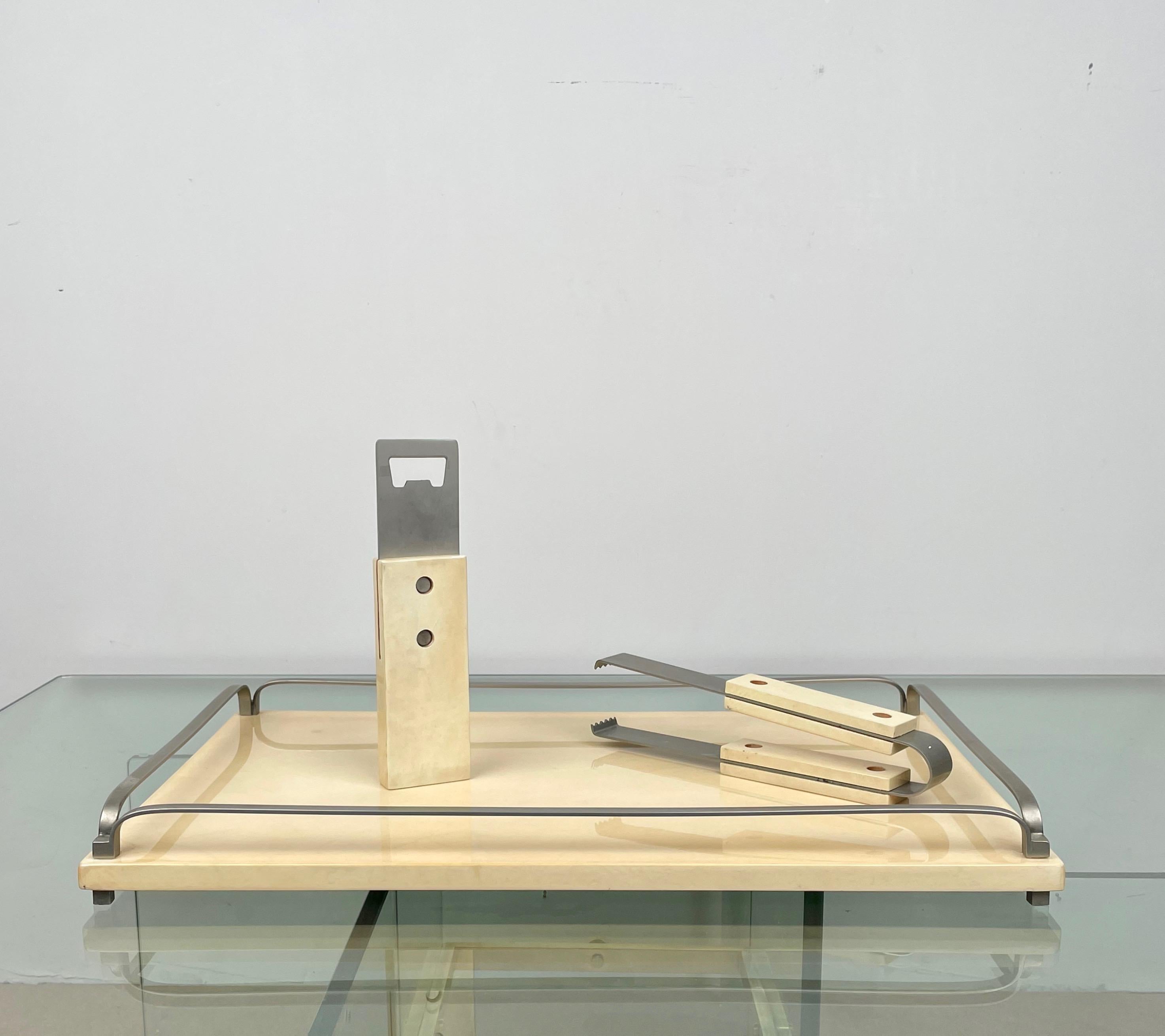 Barzubehör-Set aus Tablett, Zange und Korkenzieher aus Ziegenleder und Stahl von Aldo Tura, Italien (Moderne der Mitte des Jahrhunderts) im Angebot