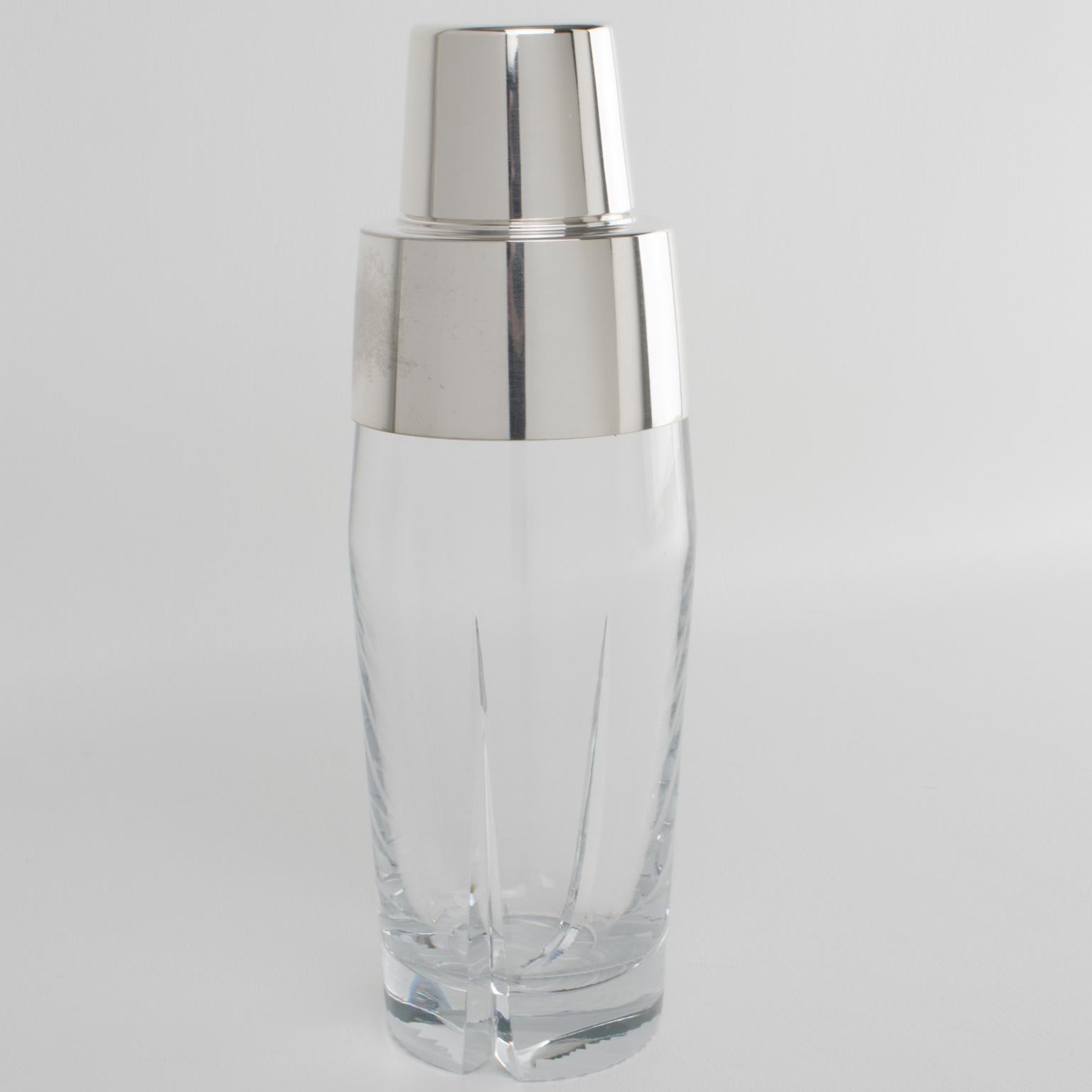Esta exquisita coctelera modernista de cristal y plata se fabricó en Italia hacia 1970. Esta forma seccionada tricilíndrica tiene un tapón extraíble y un filtro colador, cuya construcción es muy poco habitual. La coctelera tiene un cuerpo