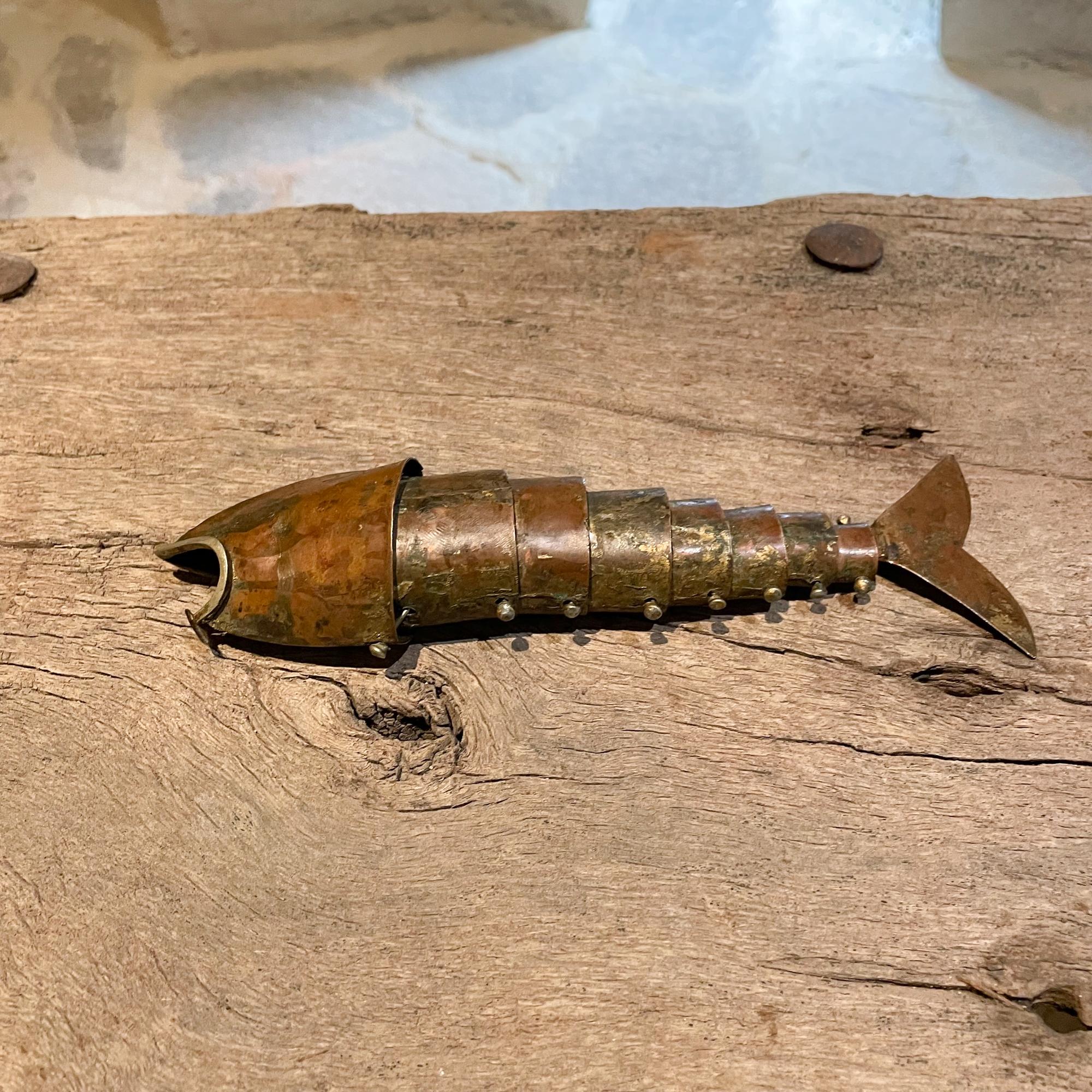 Barware vintage articulating fish bottle opener in metal and rustic brass from Mexico 1960s
Unmarked. Attributed to Los Castillo of Taxco.
Measures: 7.75 L x 1.75 W x 1 H inches
Unrestored vintage presentation and condition. Patinated wear is