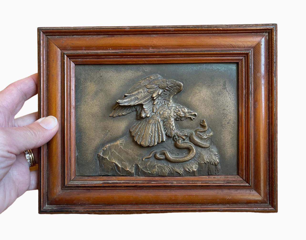 Bronze Barye, aigle royal et serpent, bas-relief en bronze, XIXe siècle en vente