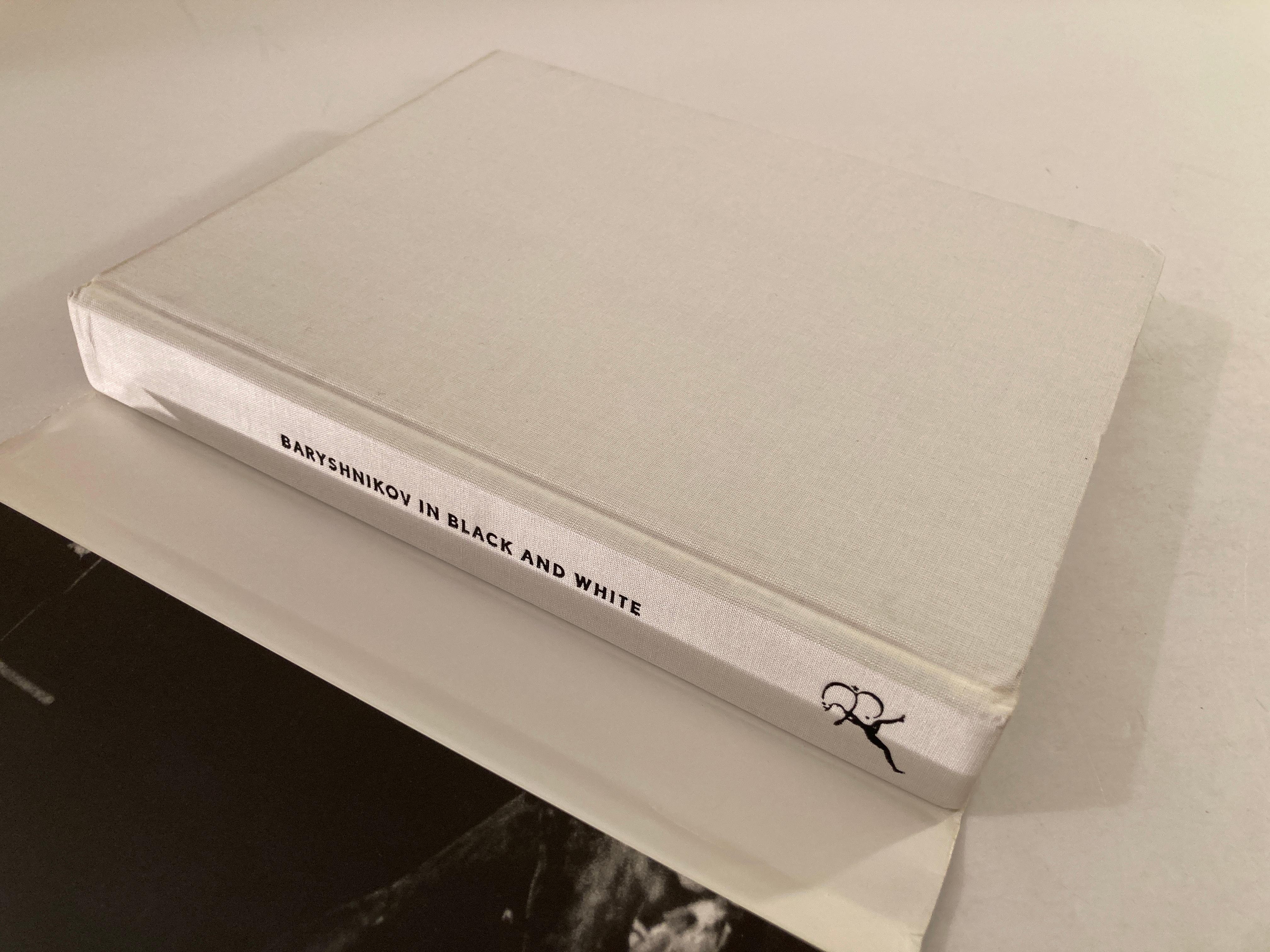 Livre d'art de collection Baryshnikov en dos et blanc par Mikhail Baryshnikov Bon état - En vente à North Hollywood, CA