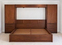Set letto con mobile a parete a piattaforma Barzilay in stile Mid-Century Modern, in teak scuro, misura queen