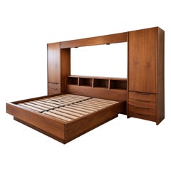 Set letto con mobile a parete a piattaforma Barzilay in stile Mid-Century Modern, in teak scuro, misura queen