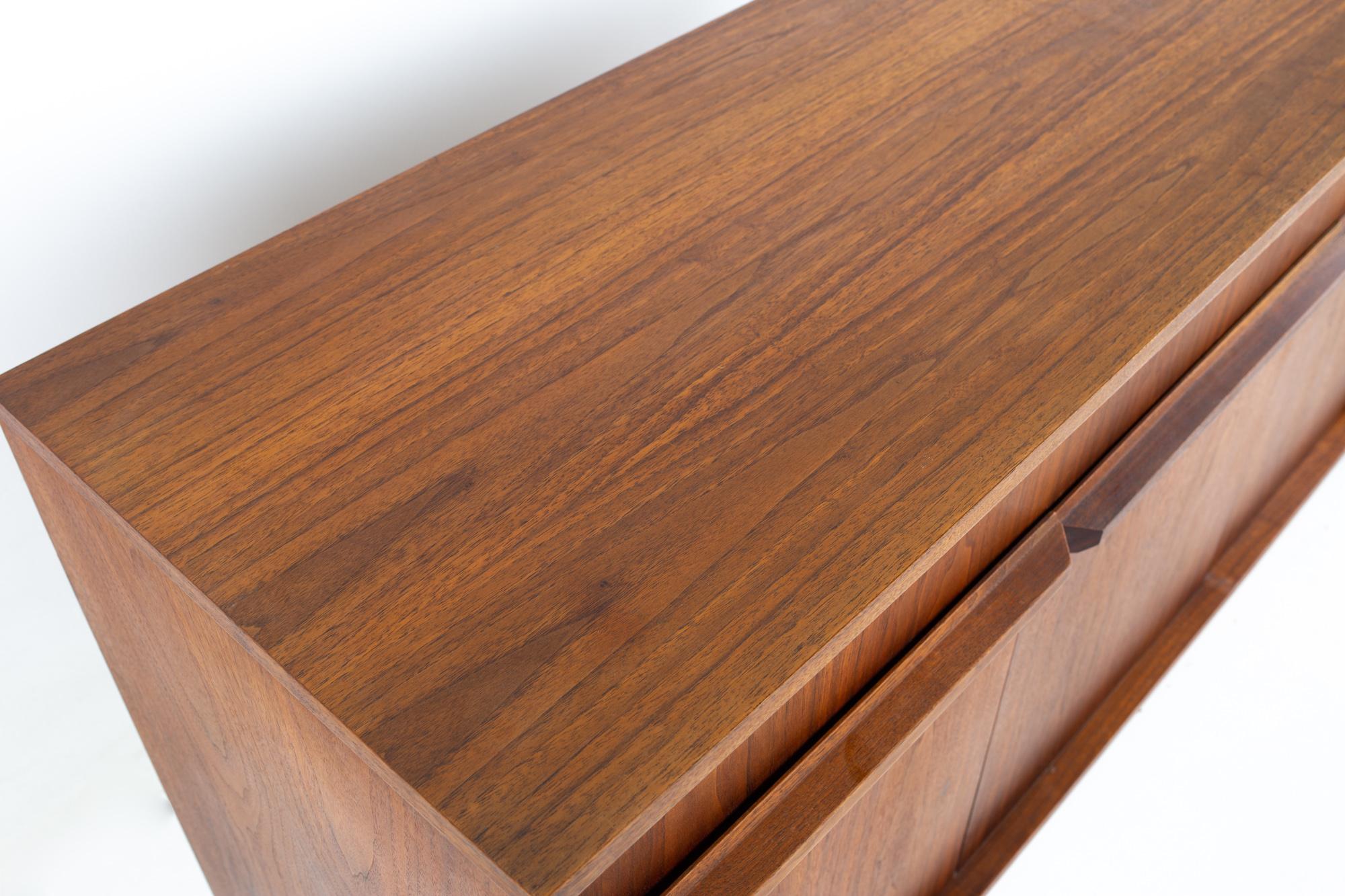 Mid-Century Modern Barzilay Mid Century Stereo Console For Sale