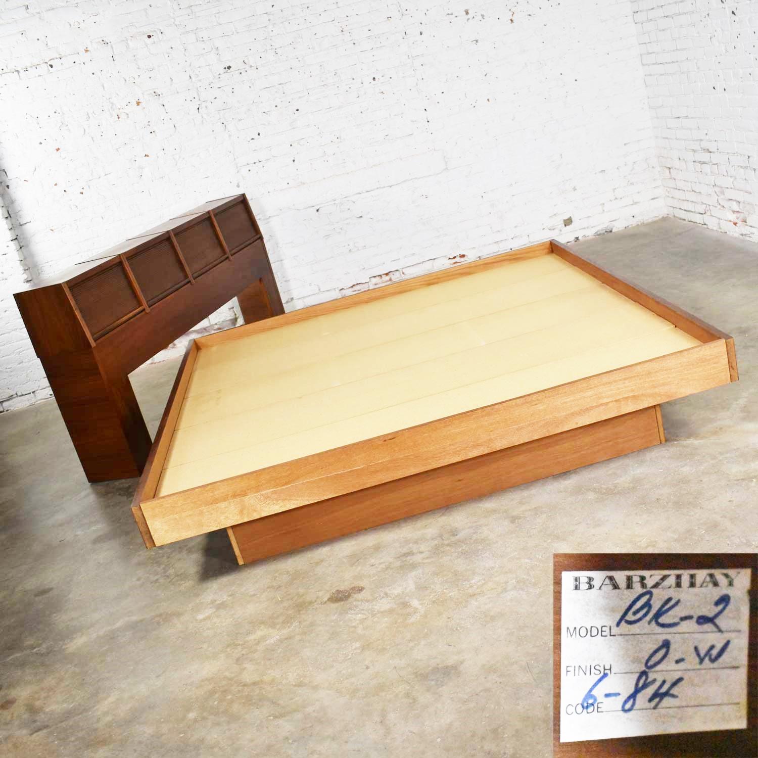 Barzilay Scandinavian Modern Style King Bookcase Platform Bed with Tambour Doors In Good Condition In Topeka, KS