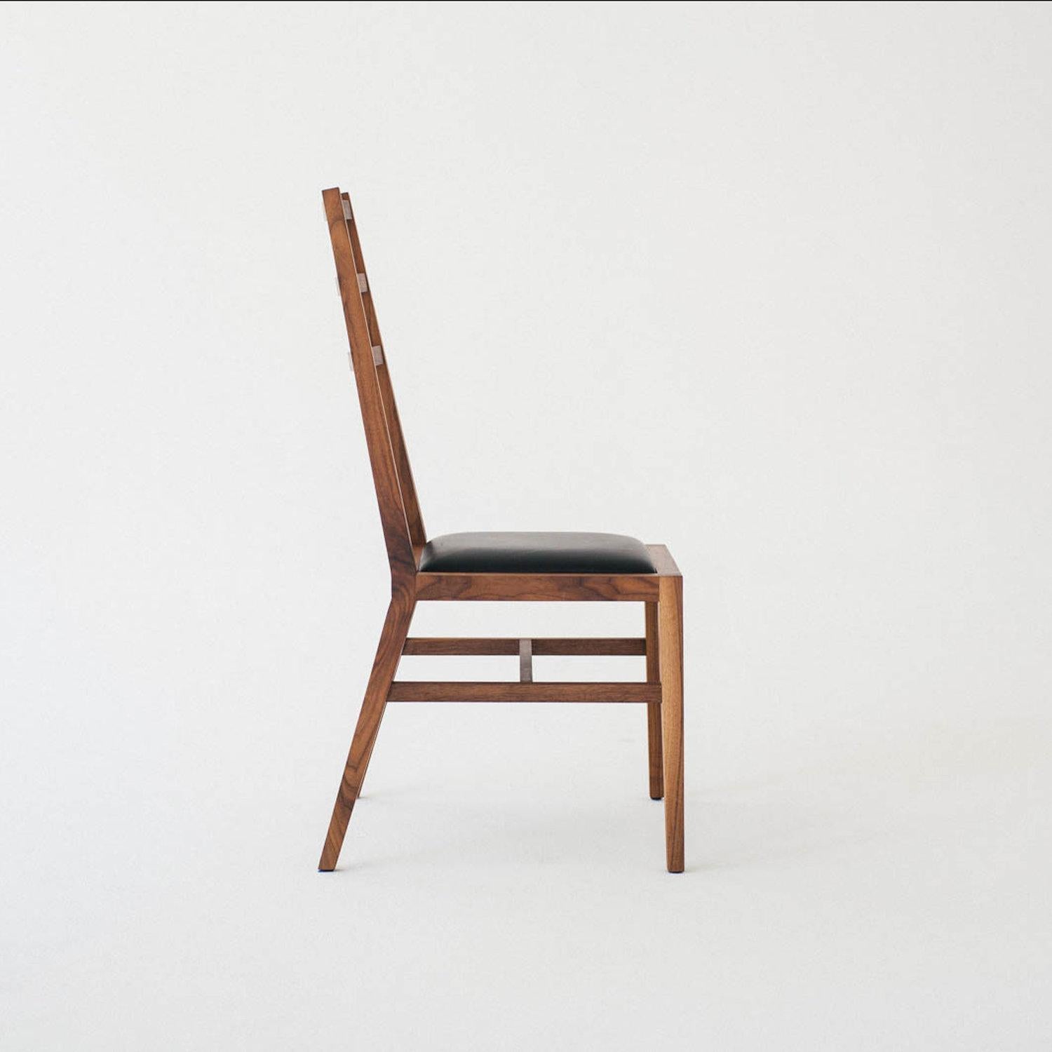 La chaise Bas est un design minimaliste et une version contemporaine de la chaise Shaker à dossier en échelle. Elle est dotée d'un siège rembourré et d'un angle plus moderne avec une assise légèrement plus indulgente, tout en conservant l'élégance