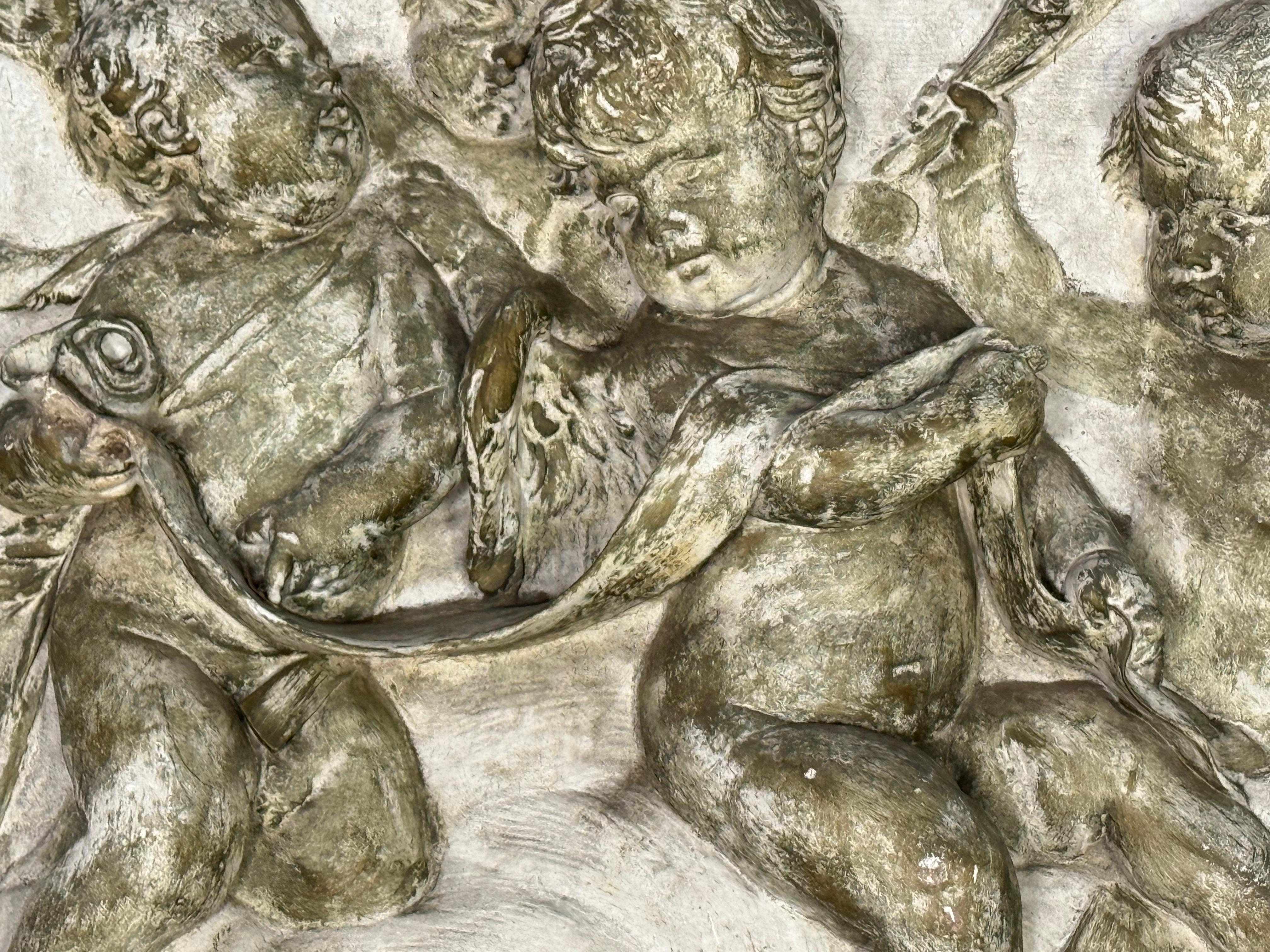 Renaissance Bas-relief représentant des figures de chérubins C.C. C. 1900 en vente