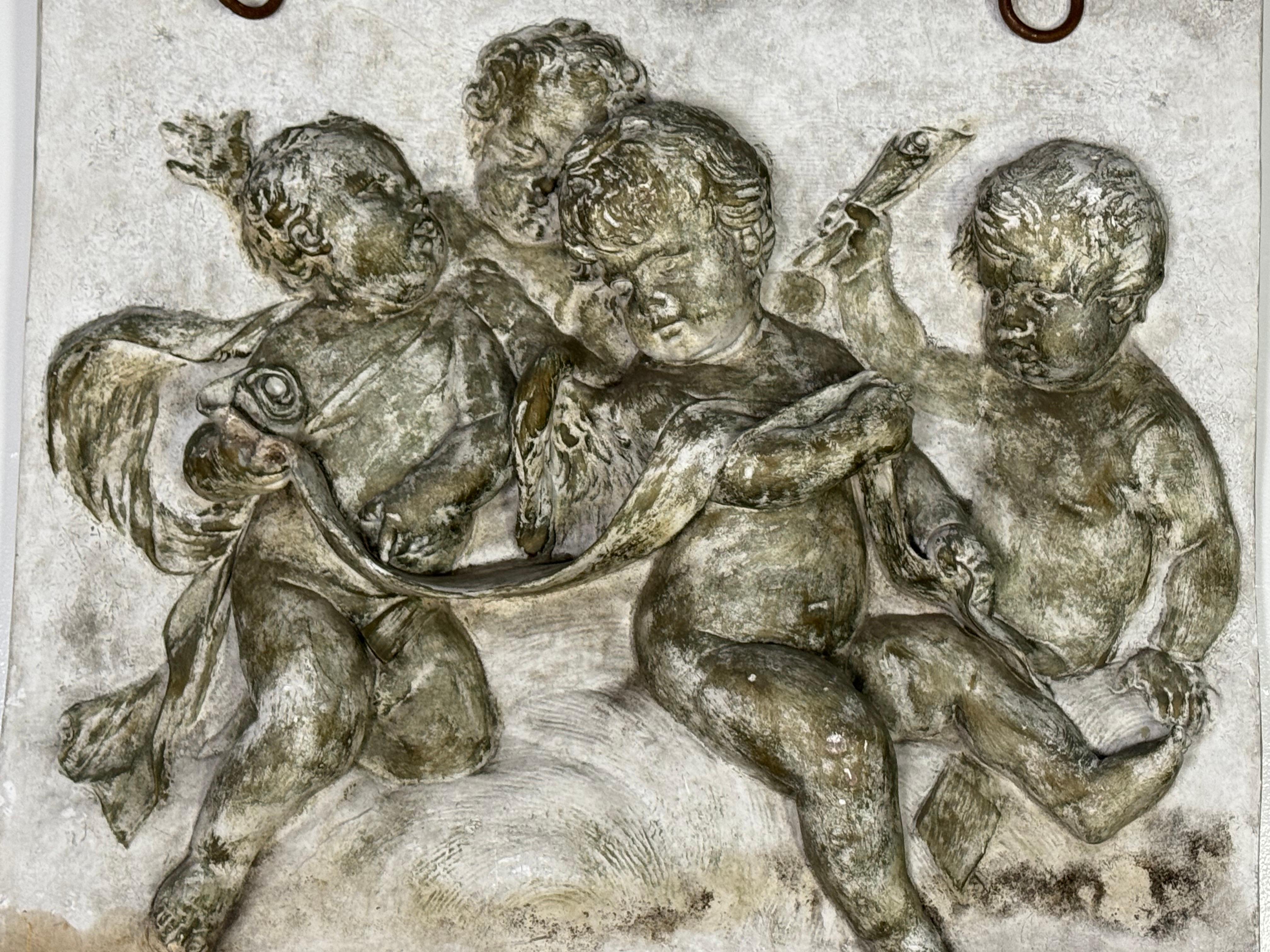 italien Bas-relief représentant des figures de chérubins C.C. C. 1900 en vente