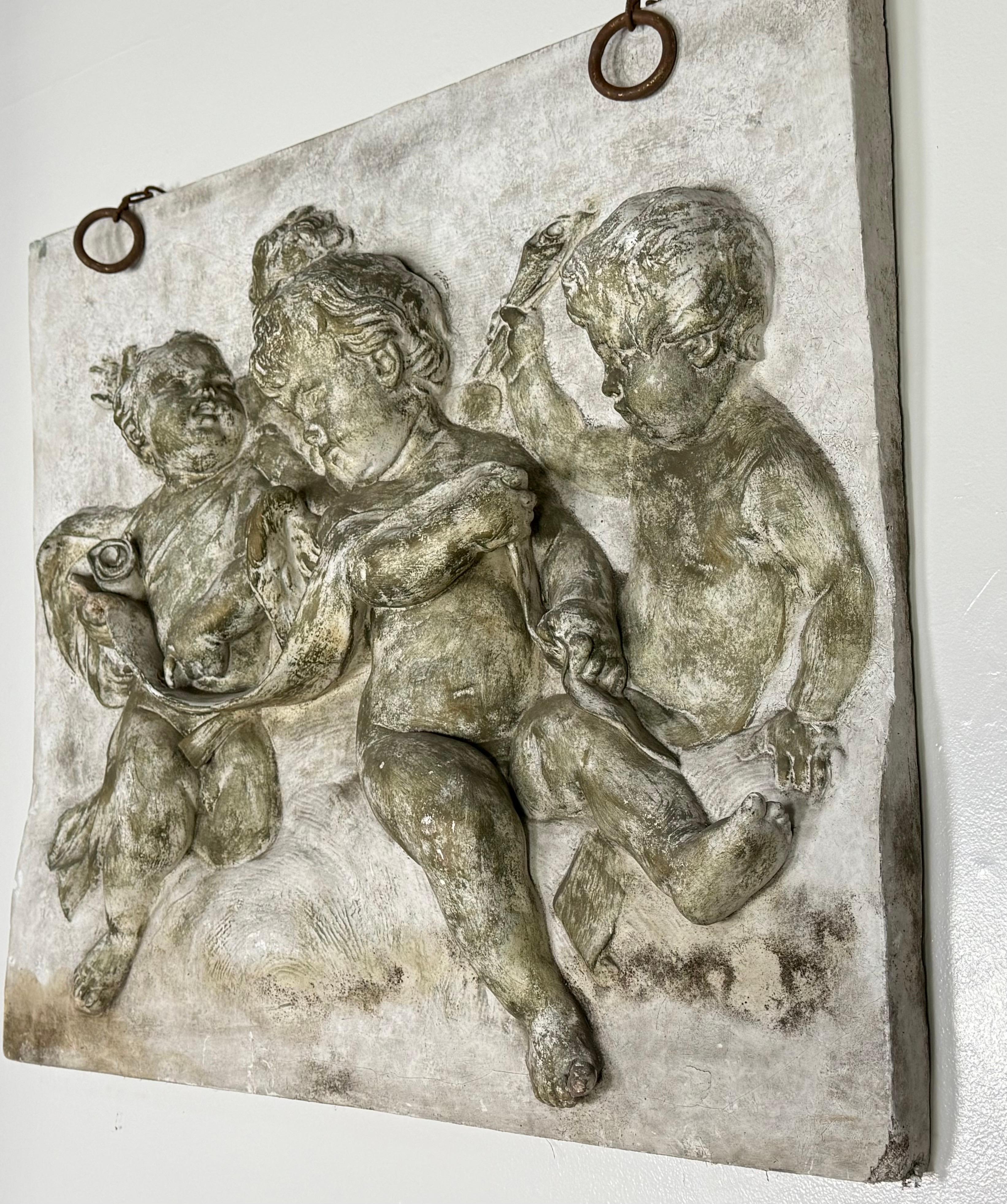 Bas-relief représentant des figures de chérubins C.C. C. 1900 Abîmé - En vente à Los Angeles, CA