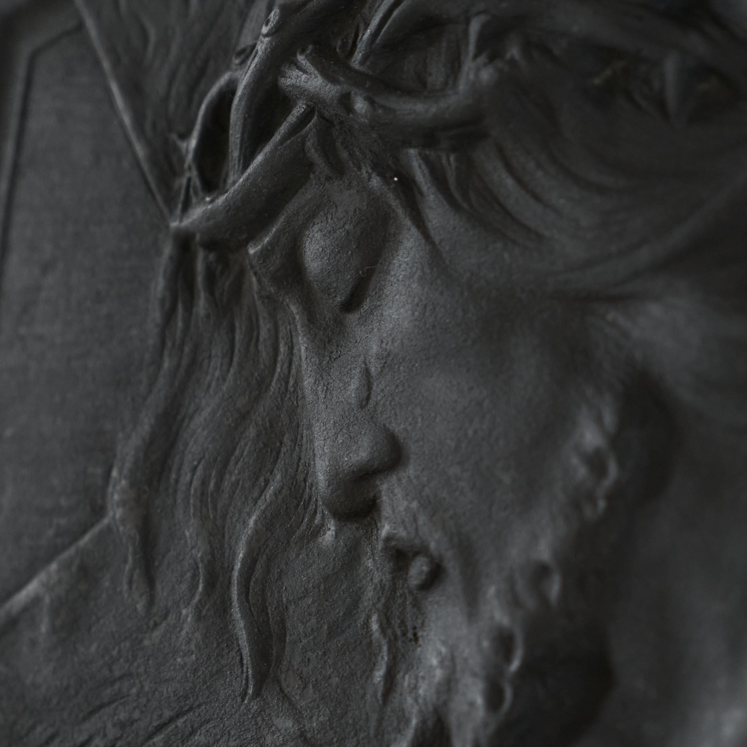 Europeo Bassorilievo 'Cristo con corona di spine' in bronzo fuso dell'inizio del XX secolo in vendita