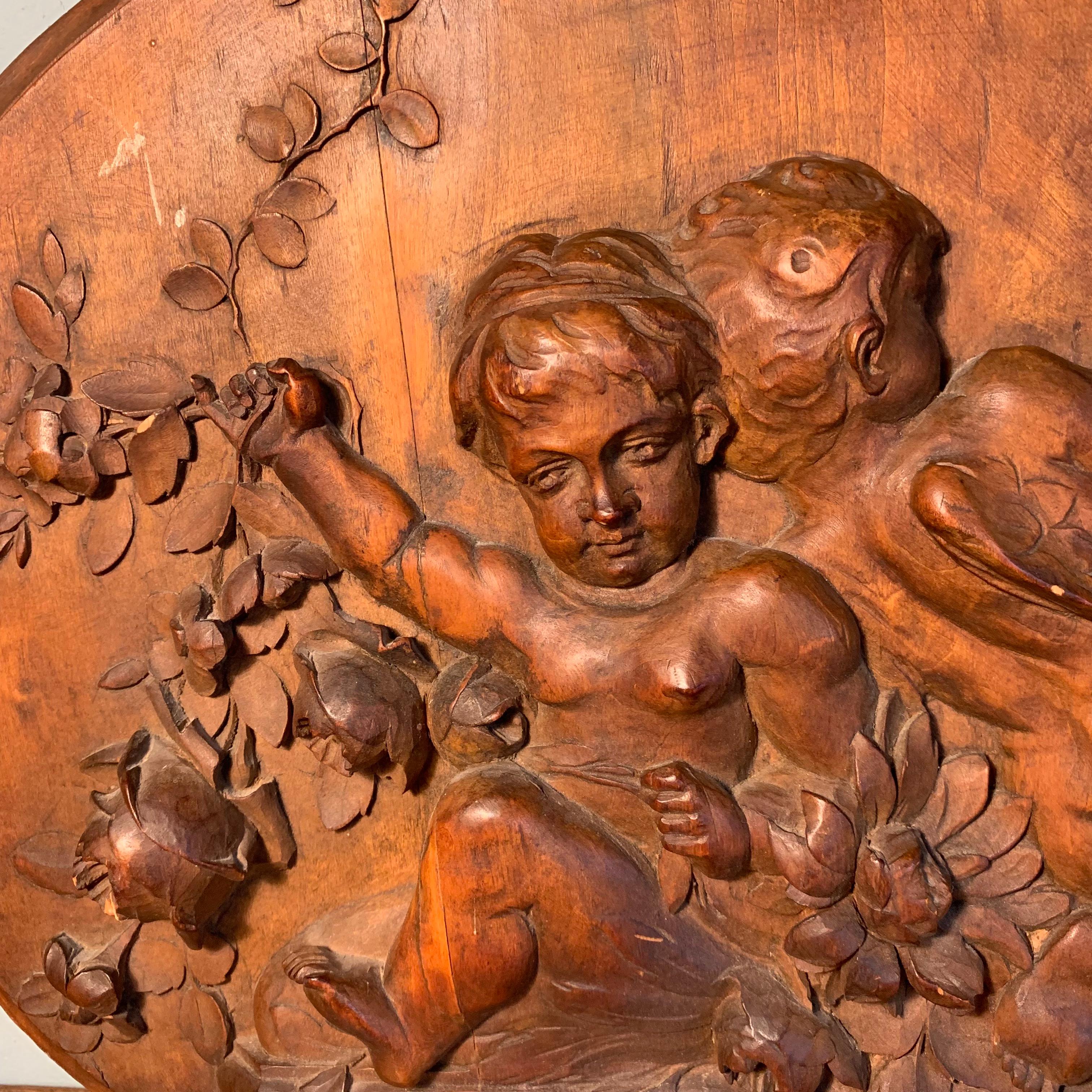 Néoclassique Bas Relief En Médaillon En Bois Sculpté À Décor De Putti Du 19ème Siècle en vente