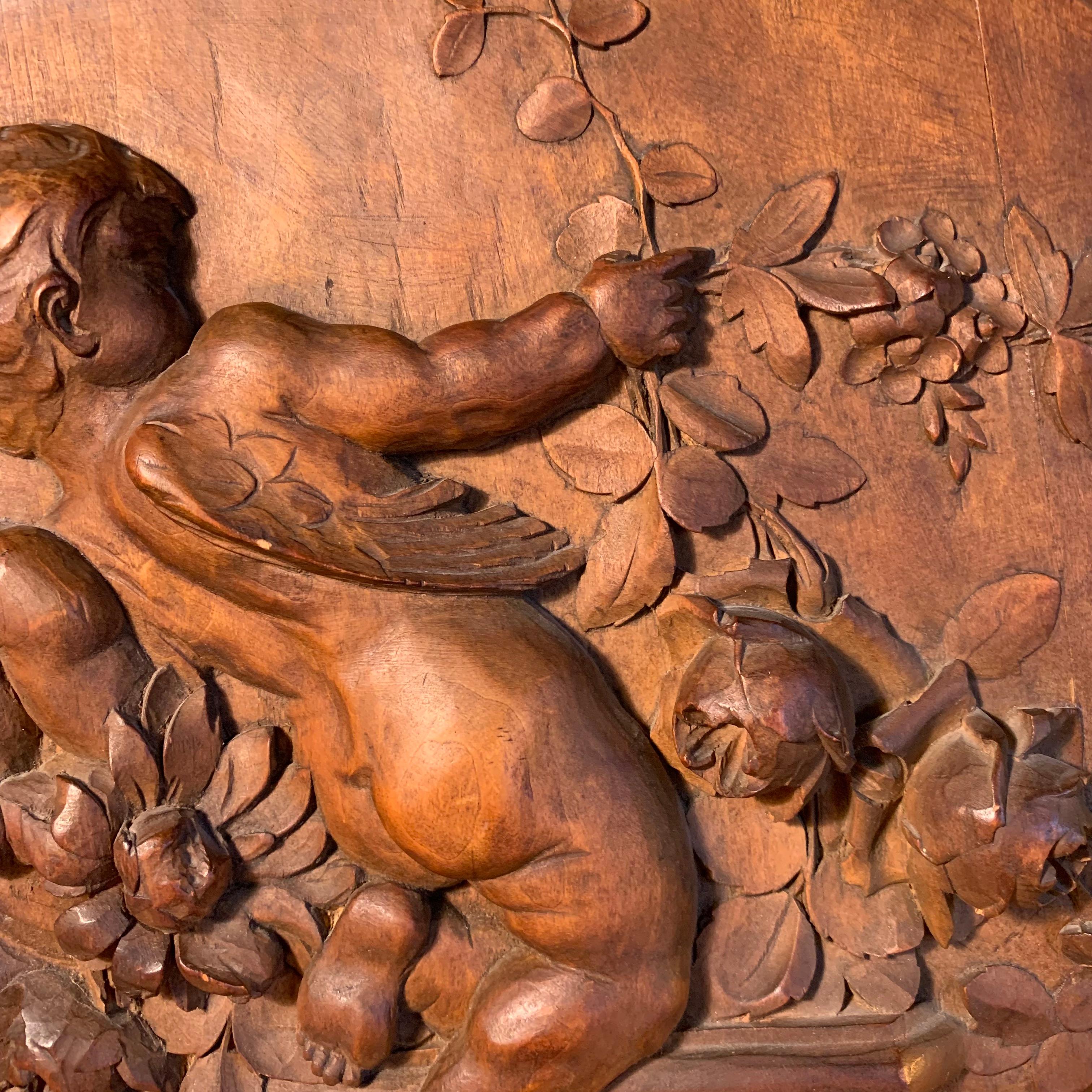 Français Bas Relief En Médaillon En Bois Sculpté À Décor De Putti Du 19ème Siècle en vente