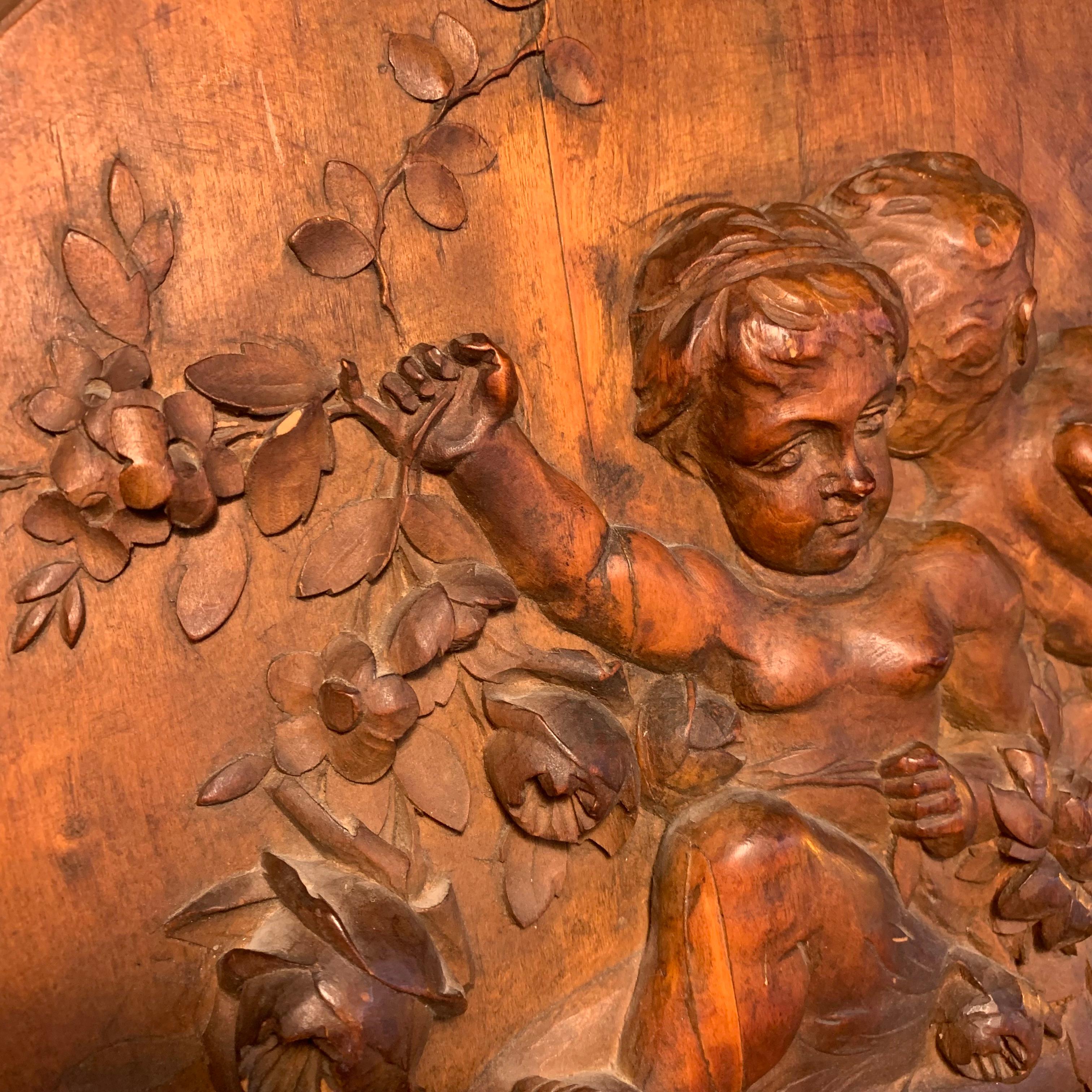 XIXe siècle Bas Relief En Médaillon En Bois Sculpté À Décor De Putti Du 19ème Siècle en vente