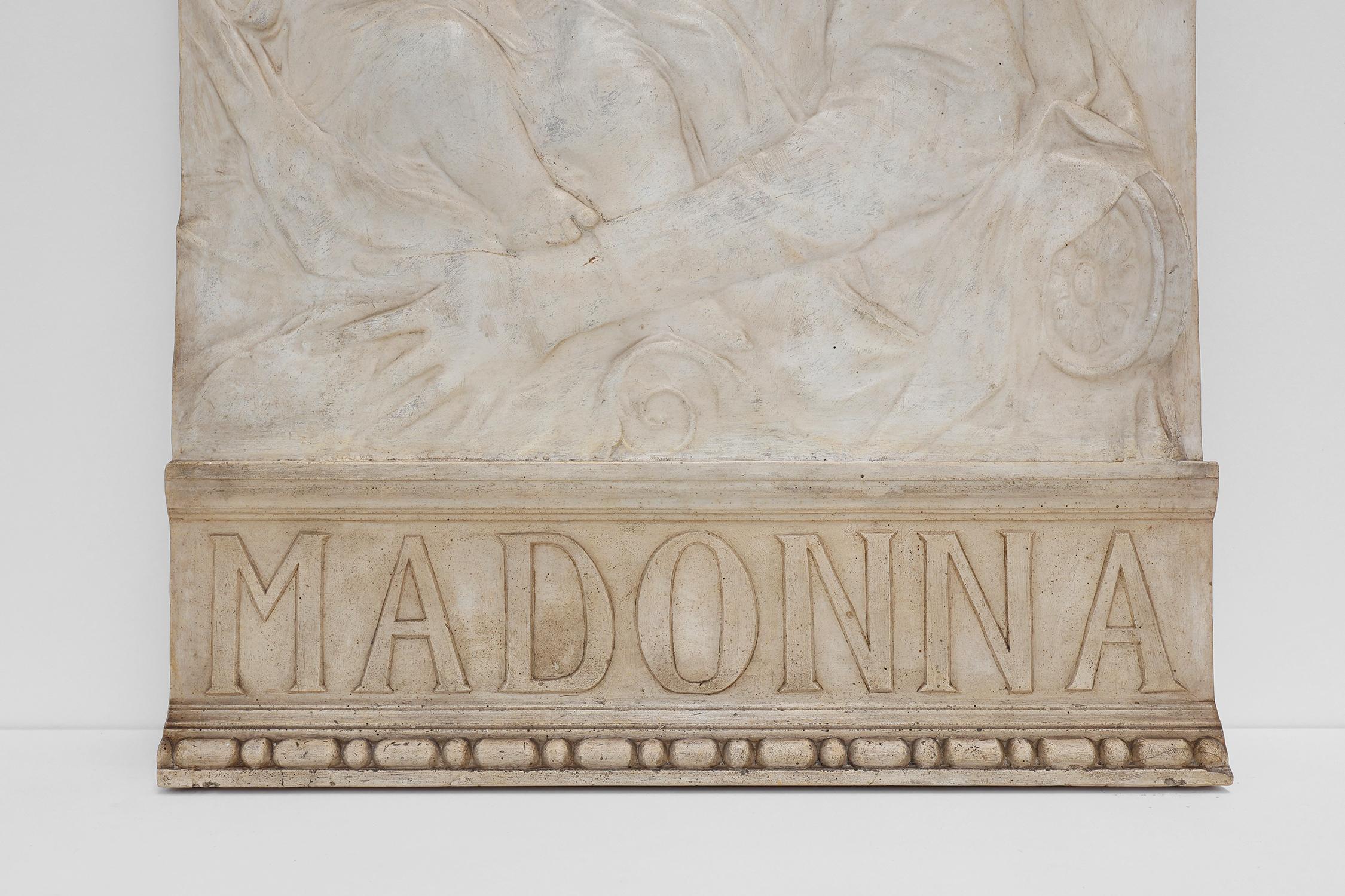 Italiano Bassorilievo in stucco di Madonna con bambino di Antonio Rossellino, Italia, 1880 ca. in vendita