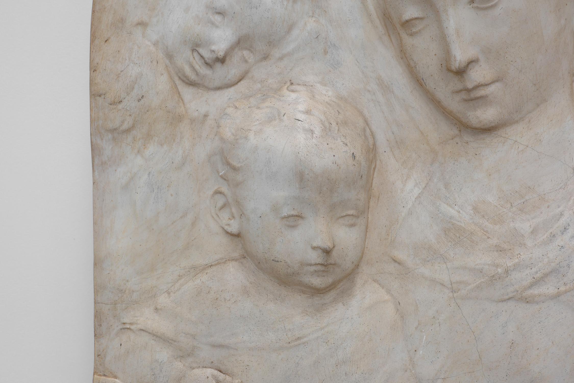 XIX secolo Bassorilievo in stucco di Madonna con bambino di Antonio Rossellino, Italia, 1880 ca. in vendita